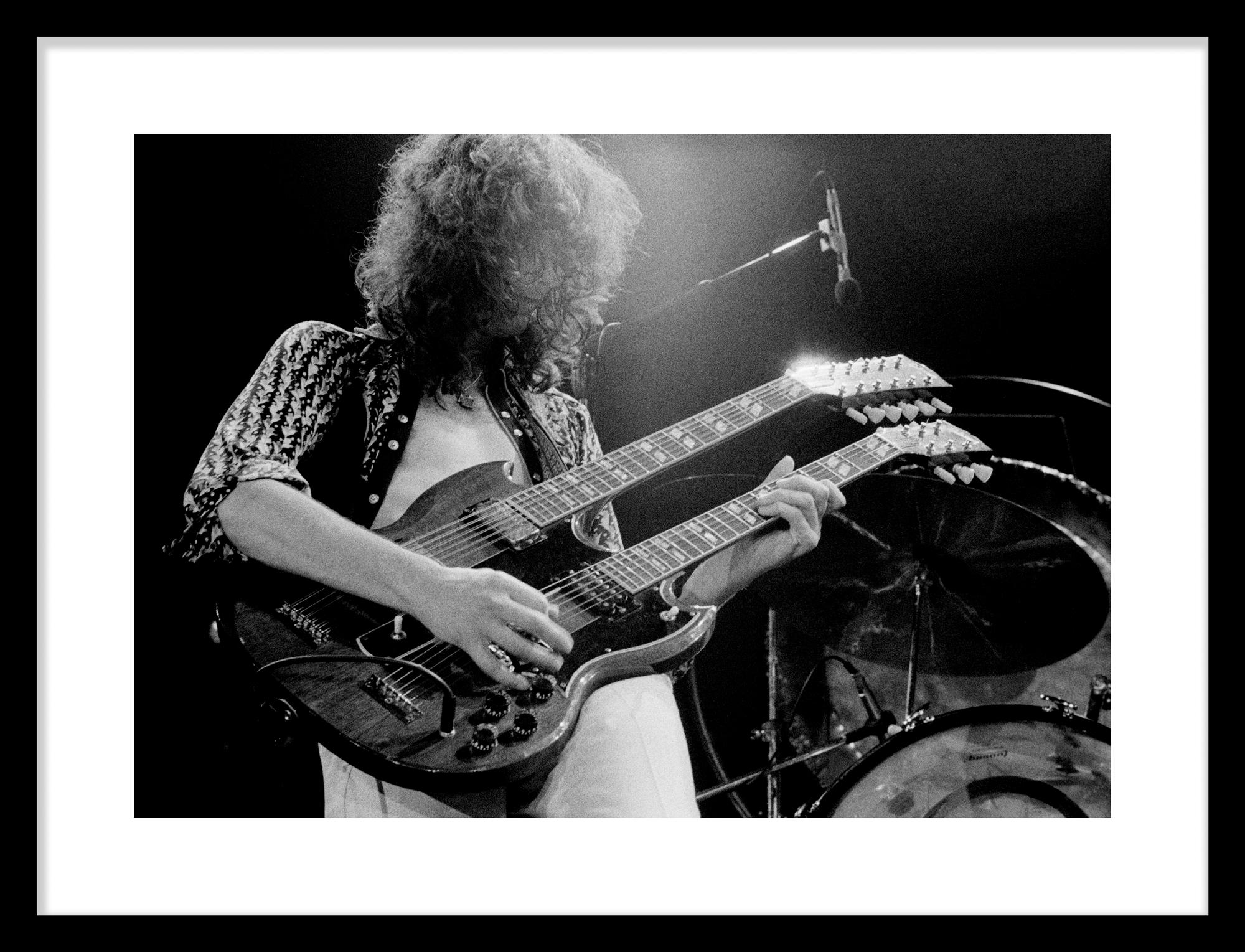 Jeffrey Mayer Figurative Photograph – Led Zeppelin #F2 Jimmy Page Doppelhalsgitarre