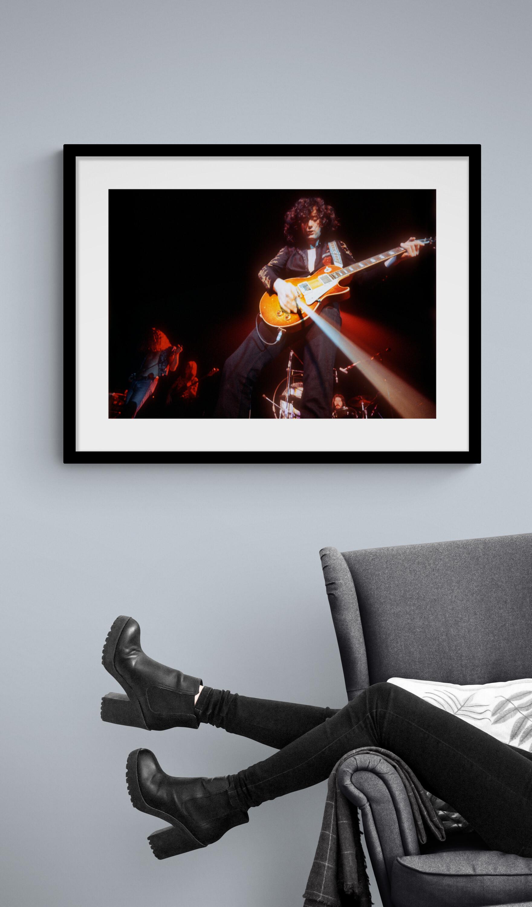 Led Zeppelin Photo #12 - Jimmy Page jouant de la guitare avec un archet de violon à Los Angeles, 1972 - Photograph de Jeffrey Mayer