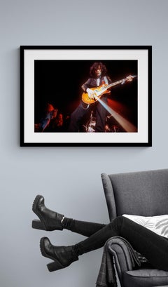 Led Zeppelin Foto Nr. 12 - Jimmy Page spielt Gitarre mit einem Geigenbogen in LA, 1972