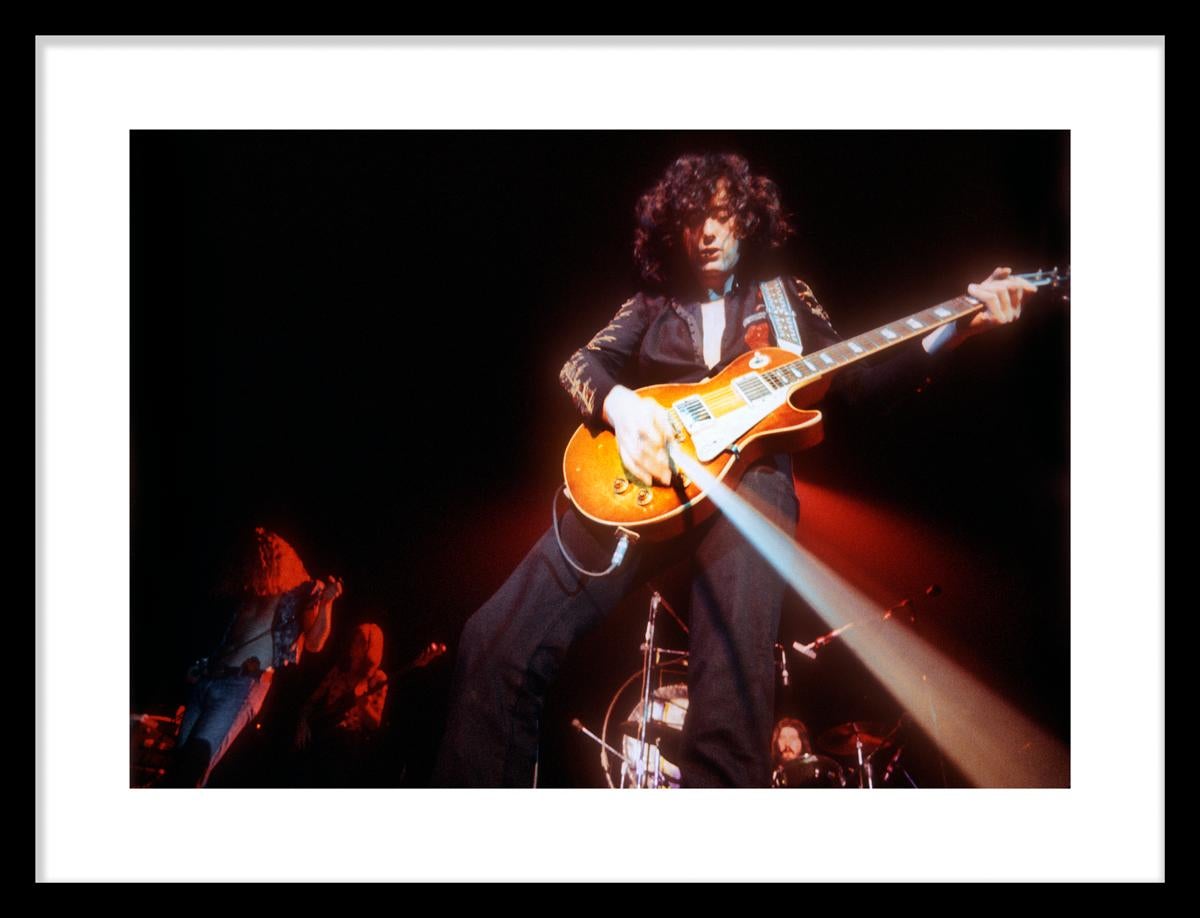 Led Zeppelin Photo #12 - Jimmy Page jouant de la guitare avec un archet de violon à Los Angeles, 1972