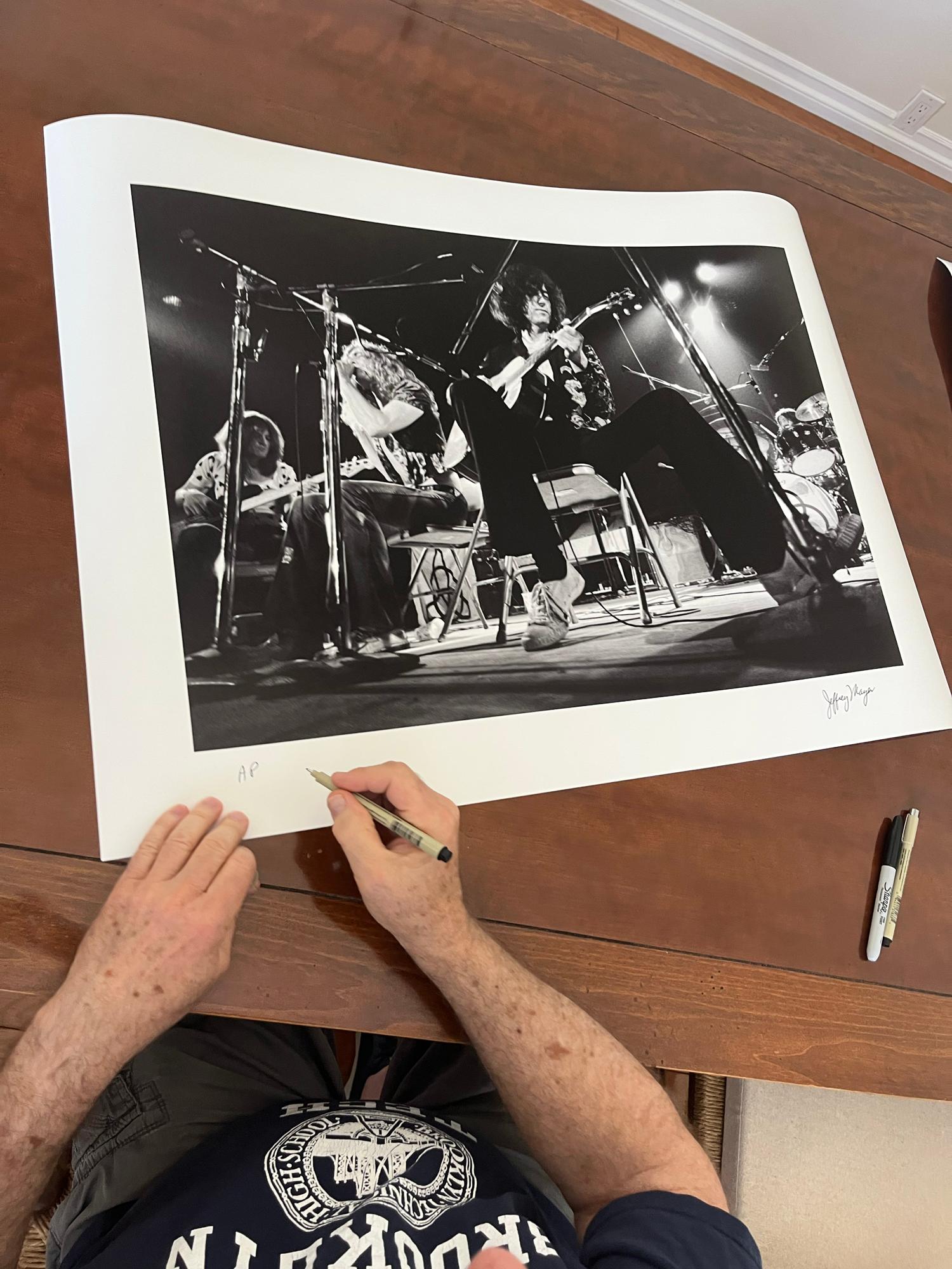 Led Zeppelin assis dans les coulisses du Forum en 1972

Impression pigmentaire d'archives sur papier 100 % coton avec une finition barytée satinée. Il fait partie d'une série limitée publiée par FATHOM.  Art in Los Angeles et fait partie d'une