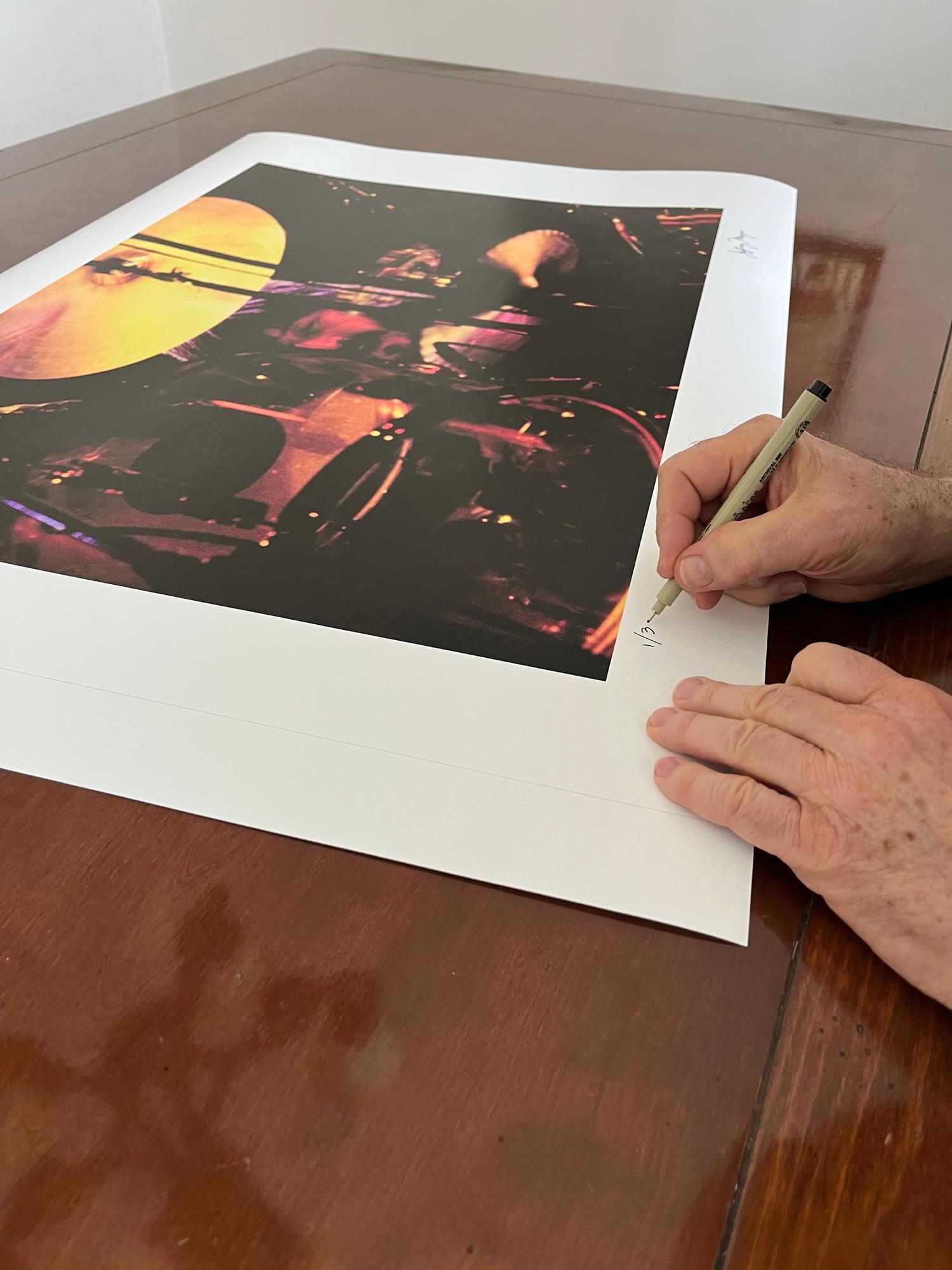 Foto dei Led Zeppelin #G2 - Foto mai vista di John Bonham alla batteria - Color Photograph Nero di Jeffrey Mayer
