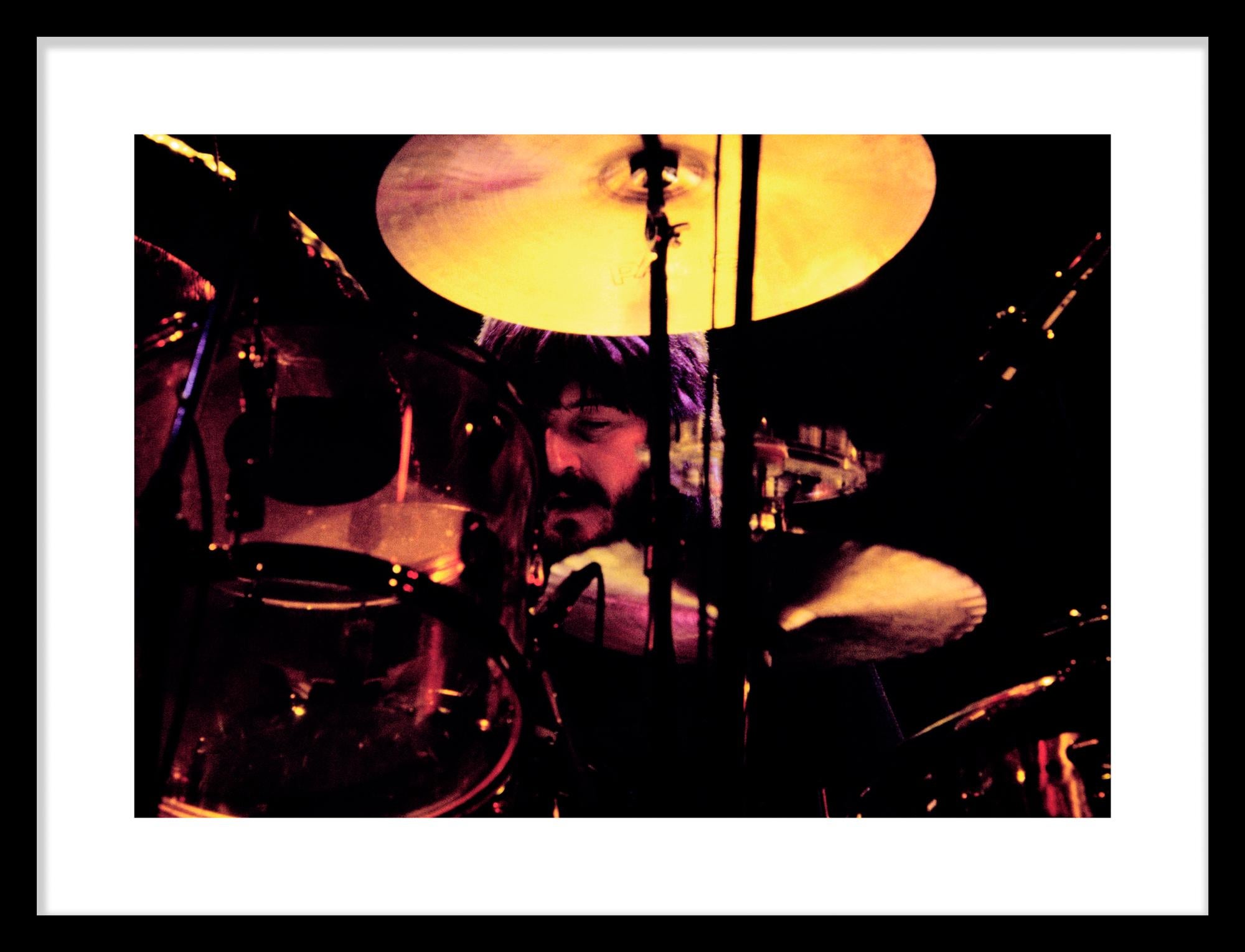 Led Zeppelin Photo #G2 - Photo inédite de John Bonham à travers sa batterie