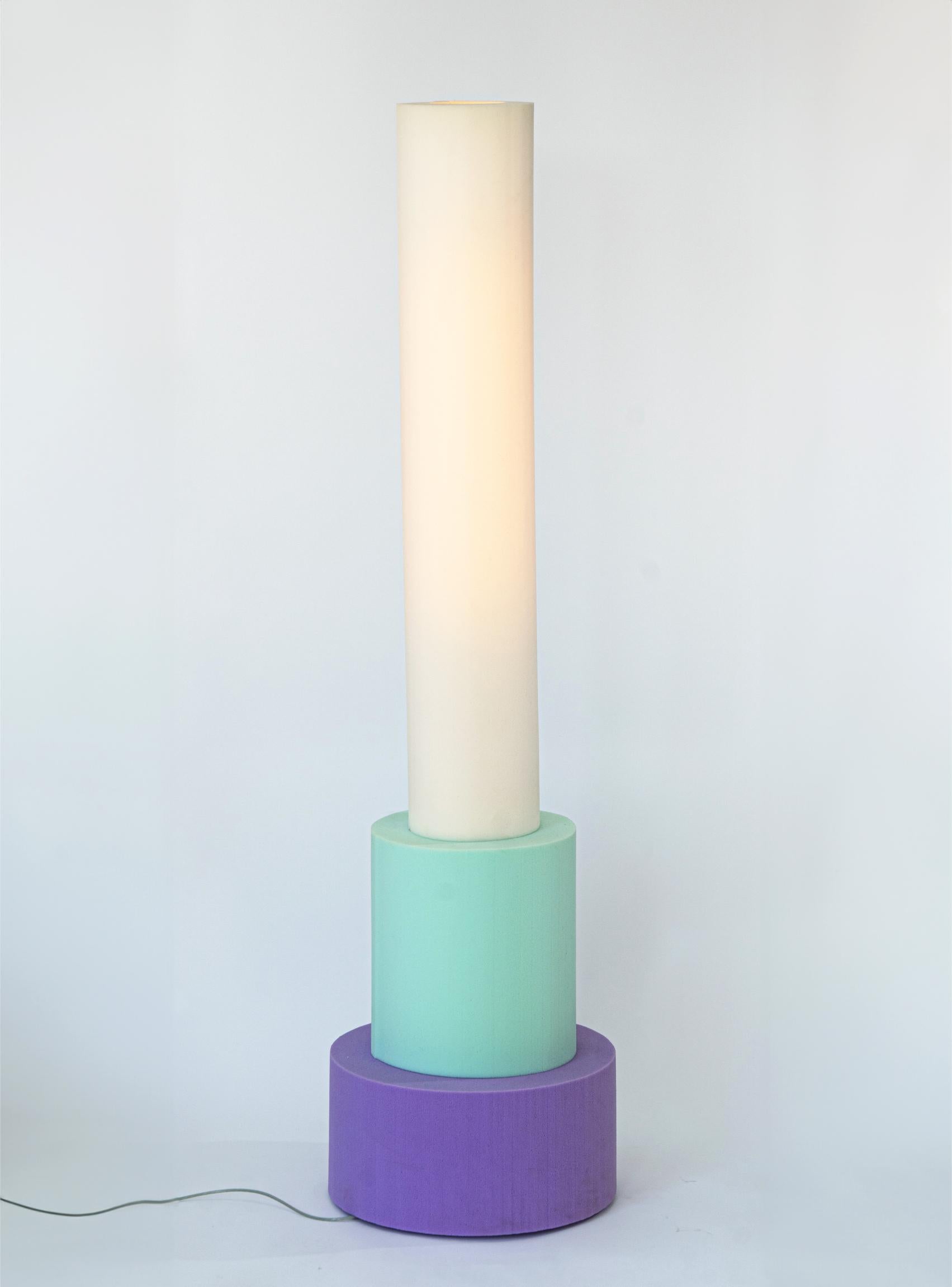Lámpara de pie Jeffrey Schuimlampen de Sven Jansse
Dimensiones: P 50 x A 190 cm
Materiales: Espuma de poliéter tratada
Disponible en diferentes combinaciones de colores.

La práctica de Sven Jansse (Rotterdam, 1987) opera en los límites del arte, la