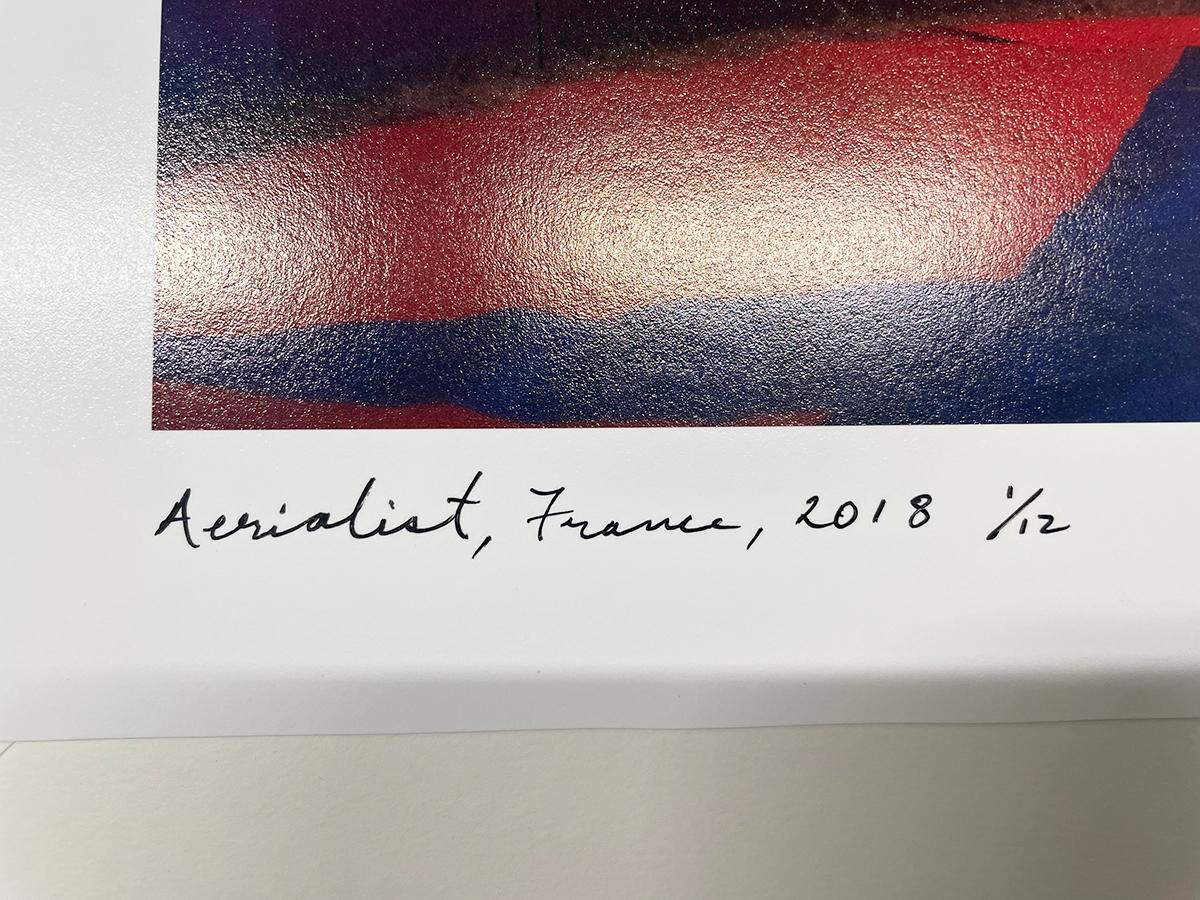 Aerialist, Frankreich von Jeffery Silverthorne, 2018, Archivalistischer Pigmentdruck (Schwarz), Color Photograph, von Jeffrey Silverthorne