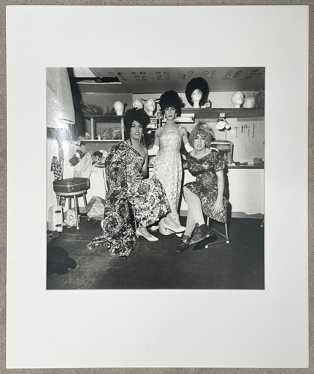 Dressing Room, La Villa Blanc, Albuquerque - Drag Queens, donne, parrucche, performer - Photograph di Jeffrey Silverthorne