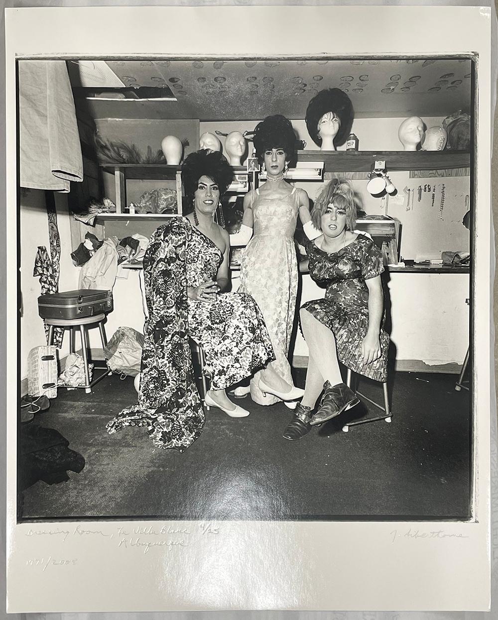 Dressing Room, La Villa Blanc, Albuquerque - Drag Queens, donne, parrucche, performer - Photograph Postmoderno di Jeffrey Silverthorne