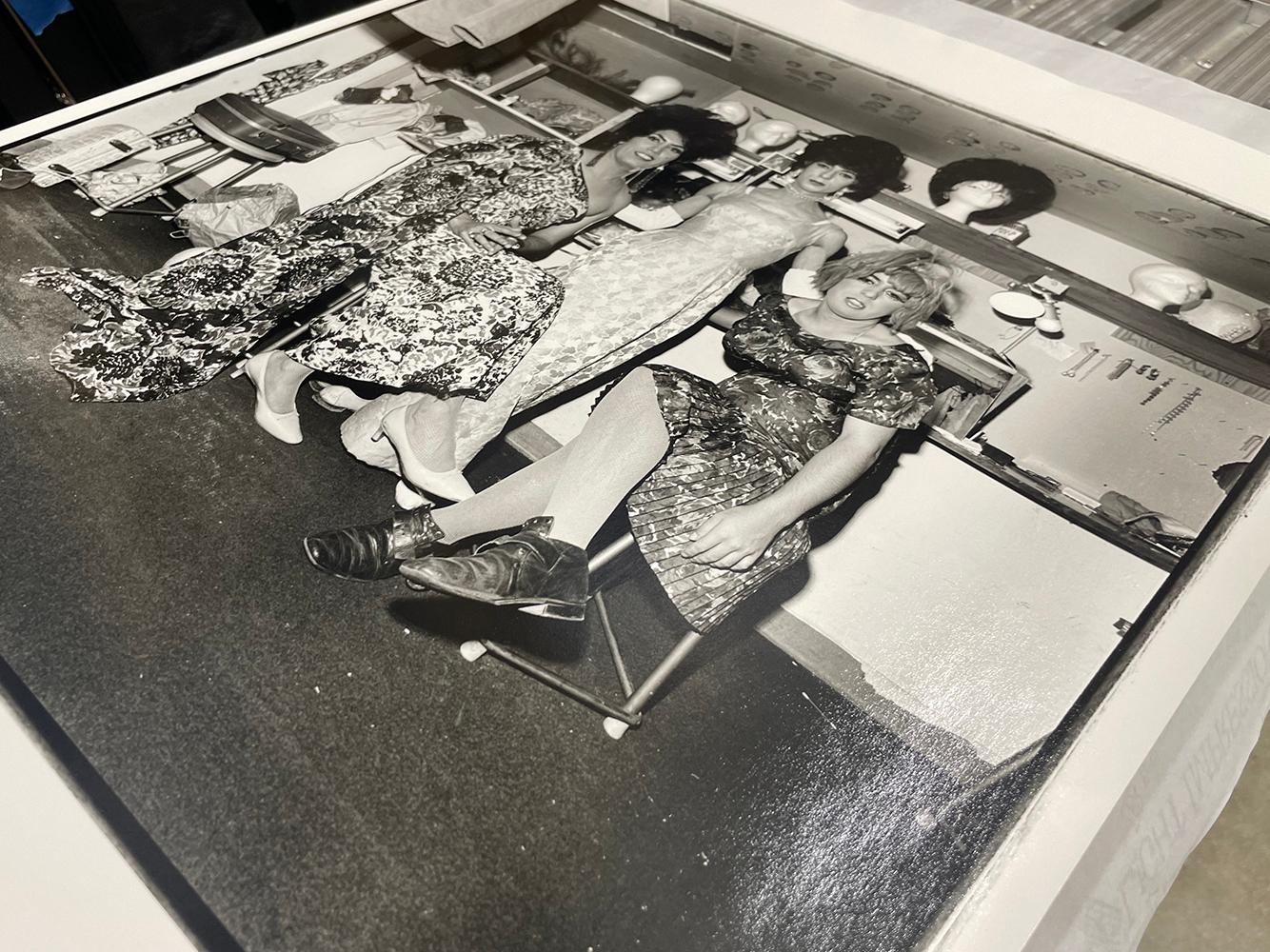 Dressing Room, La Villa Blanc, Albuquerque - Drag Queens, donne, parrucche, performer - Black and White Photograph Nero di Jeffrey Silverthorne