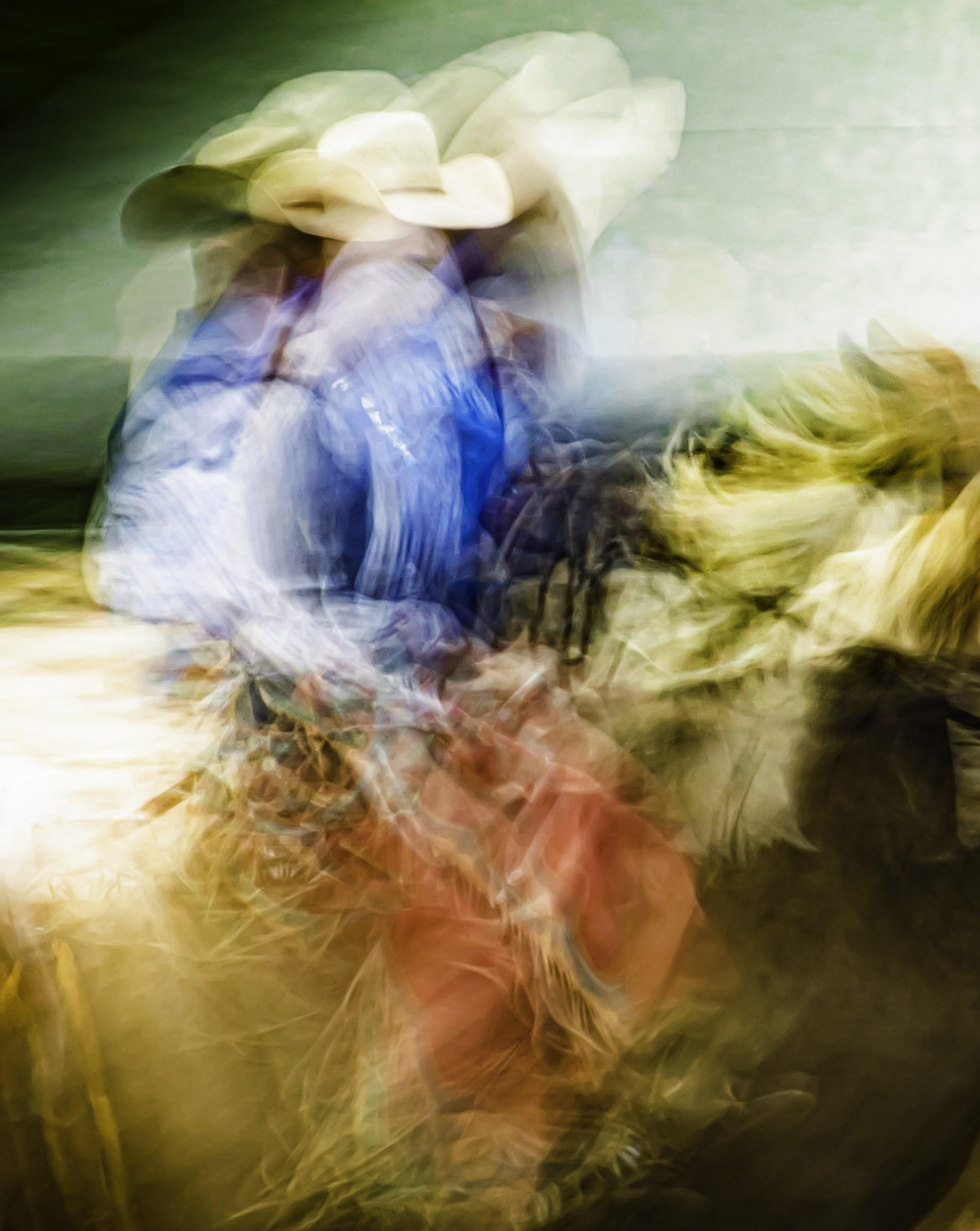 Jeffrey Tamblyn Abstract Photograph – Giddy (Rodeo, Reiter, Bewegungsverwechslung, farbenfroh, ikonisch)