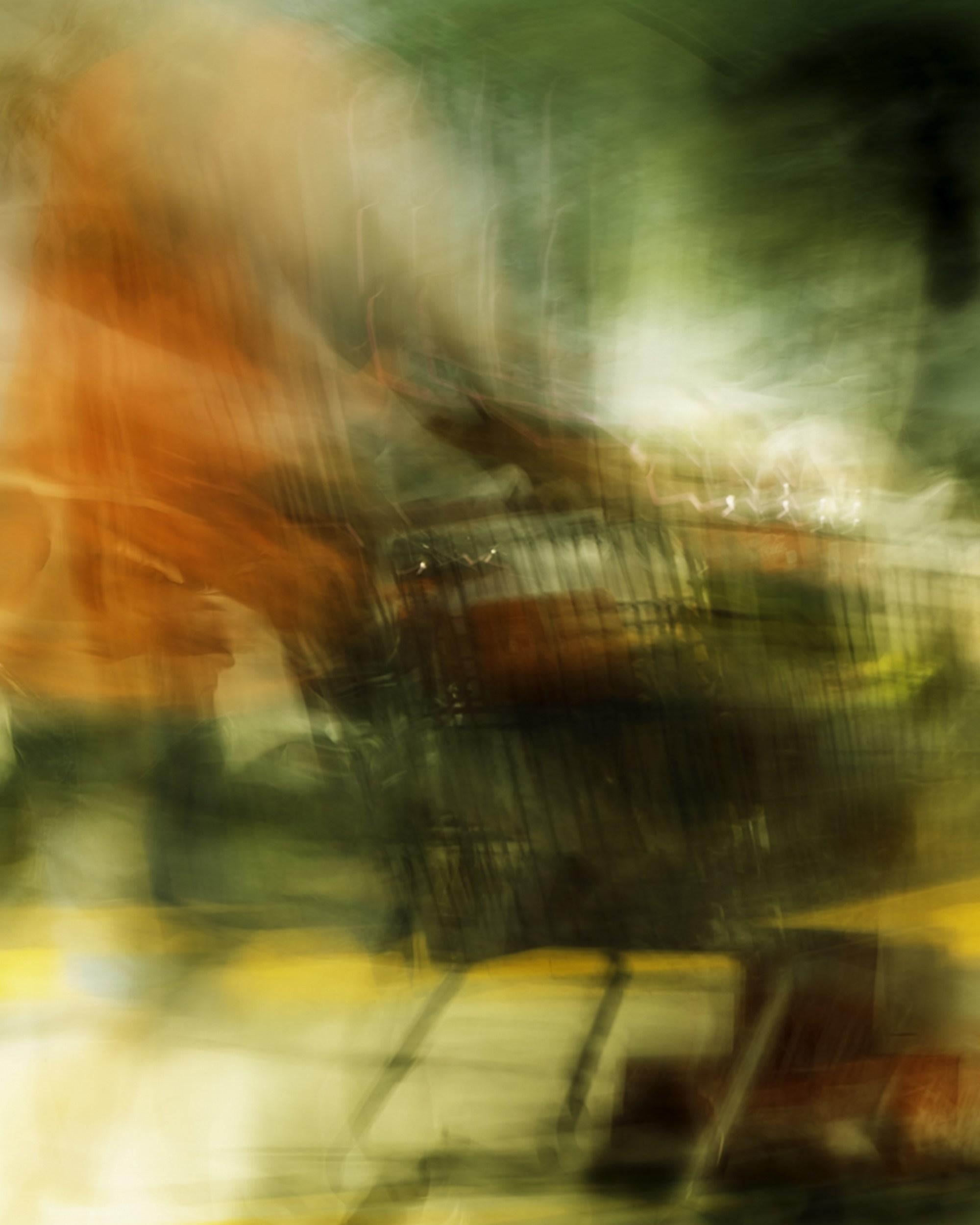 Jeffrey Tamblyn Abstract Photograph – Hell on Wheels ( farbenfrohe, abstrakte, alltägliche Szene, leuchtende Farben, Unruhen)