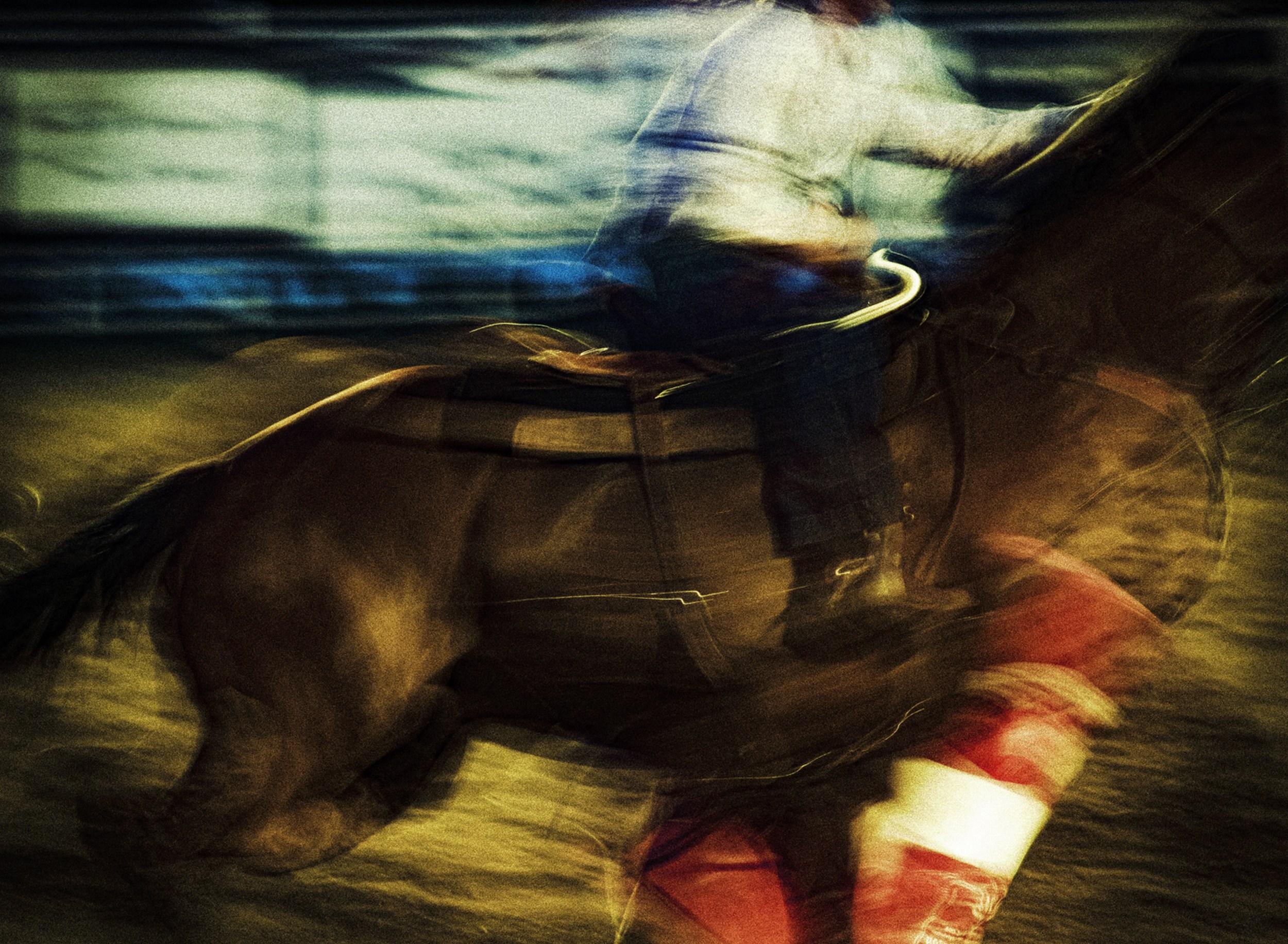 Jeffrey Tamblyn Abstract Photograph – Sturdy (Rodeo, Pferd, Bewegung verschwimmt, kinetisch, farbenfroh)