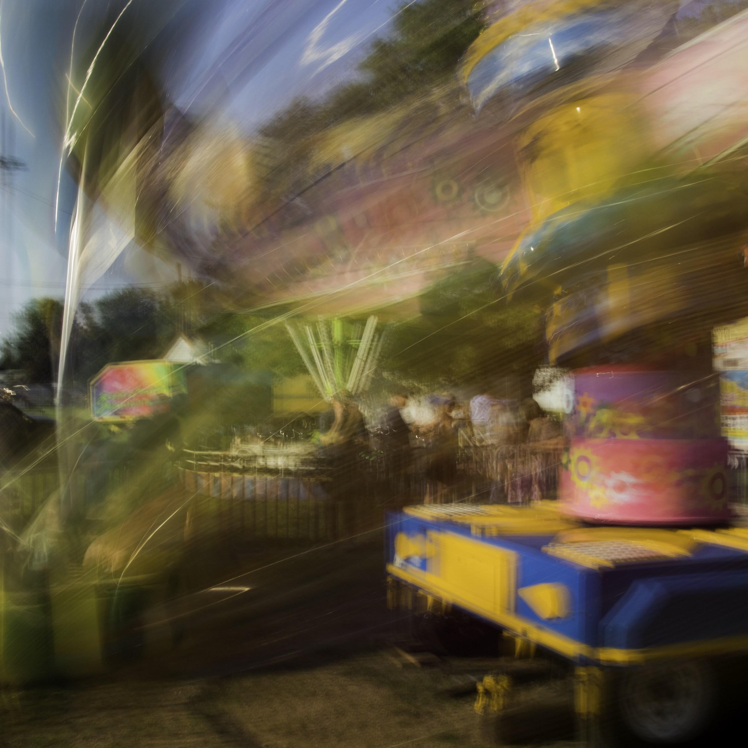 Jeffrey Tamblyn Abstract Photograph – Twirl ( Karnevalsfahrt, Bewegungsverwechslung, farbenfroh, Midwest US, lebendig)