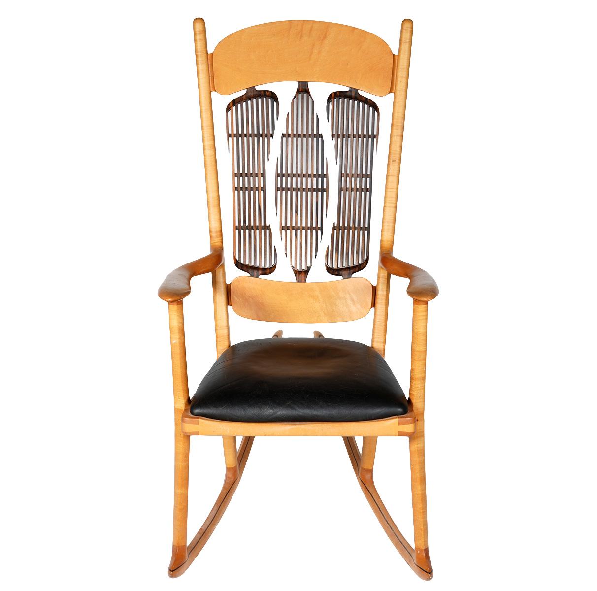 Jeffry Mann, Américain (né en 1955), chaise à bascule artisanale de Studio. Cadre en érable piqué, dos et fuseaux en noyer noir. Signé en dessous 'Jeffry Mann Aspen Colorado GAZ 1988'. Mesure 45 