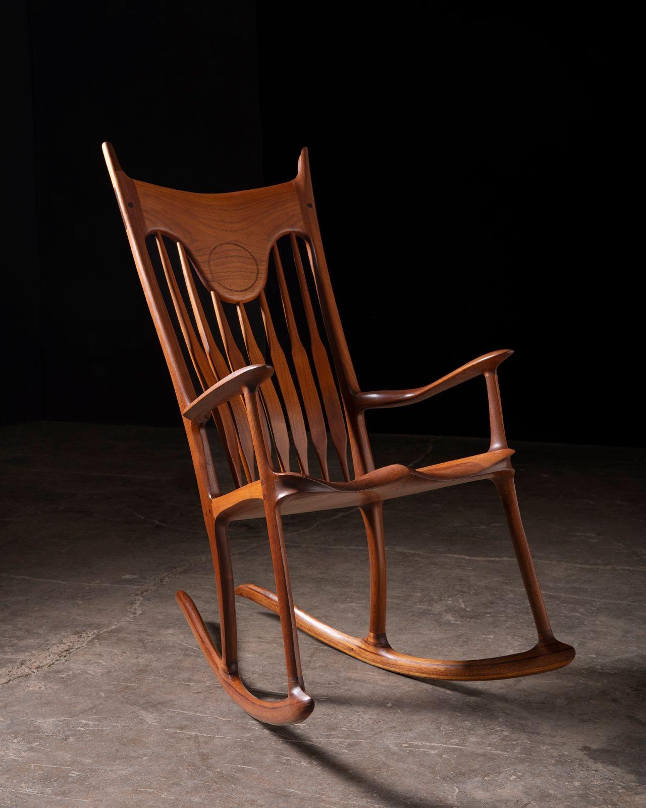 Ce fauteuil à bascule de studio, réalisé de manière exquise par l'artisan du Colorado Jeffry Mann, est un hommage magistral au légendaire Sam Maloof, dont il reprend l'élégance sculpturale tout en affirmant sa propre voix dans l'artisanat d'art