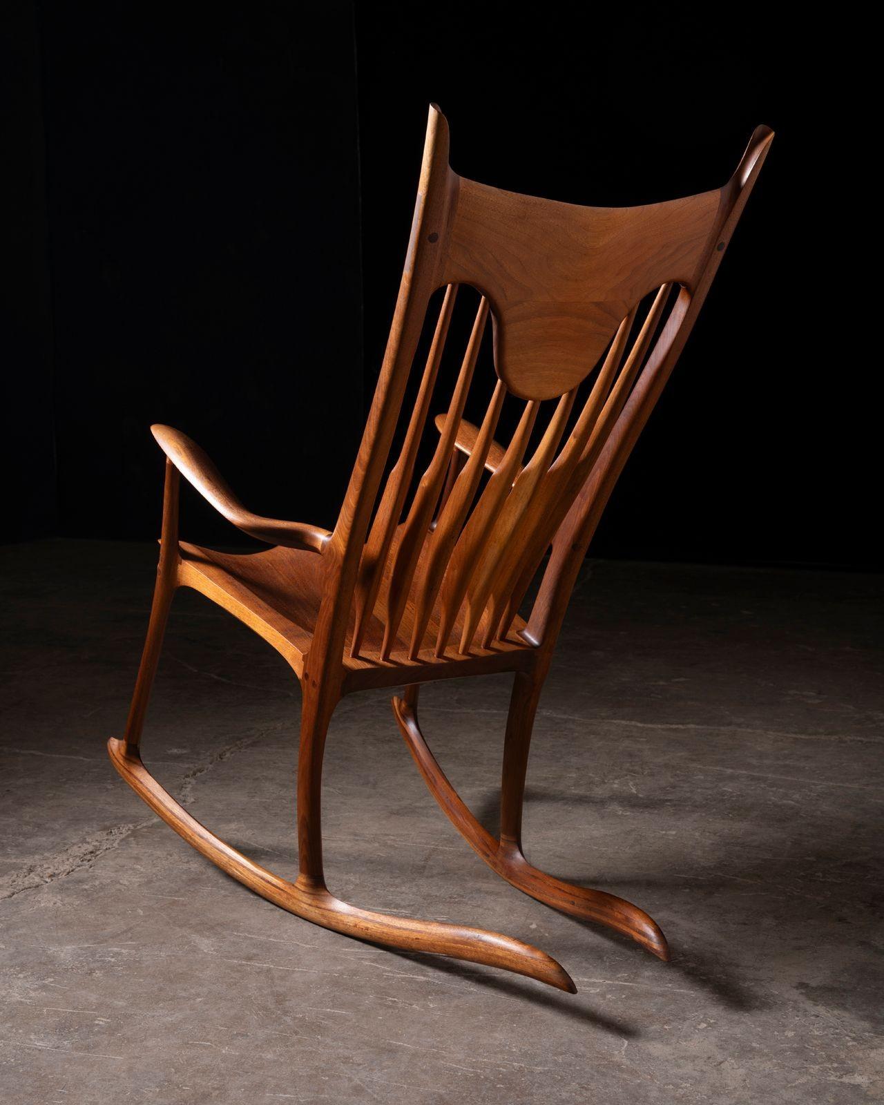 Mid-Century Modern Chaise à bascule en noyer noir de Californie fabriquée à la main par Jeffry Mann Studio A 1985 en vente