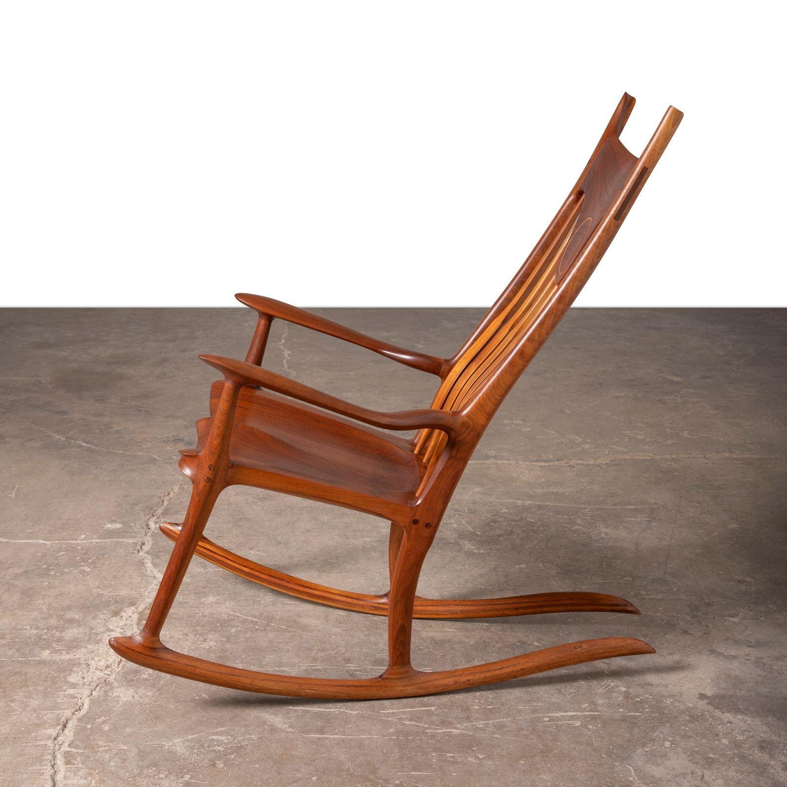 Sculpté à la main Chaise à bascule en noyer noir de Californie fabriquée à la main par Jeffry Mann Studio A 1985 en vente