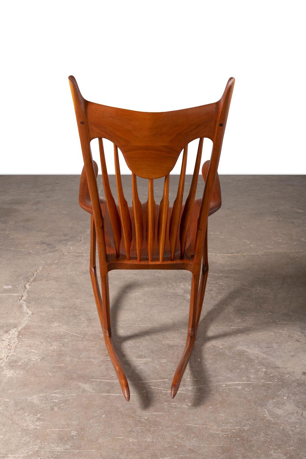 20ième siècle Chaise à bascule en noyer noir de Californie fabriquée à la main par Jeffry Mann Studio A 1985 en vente