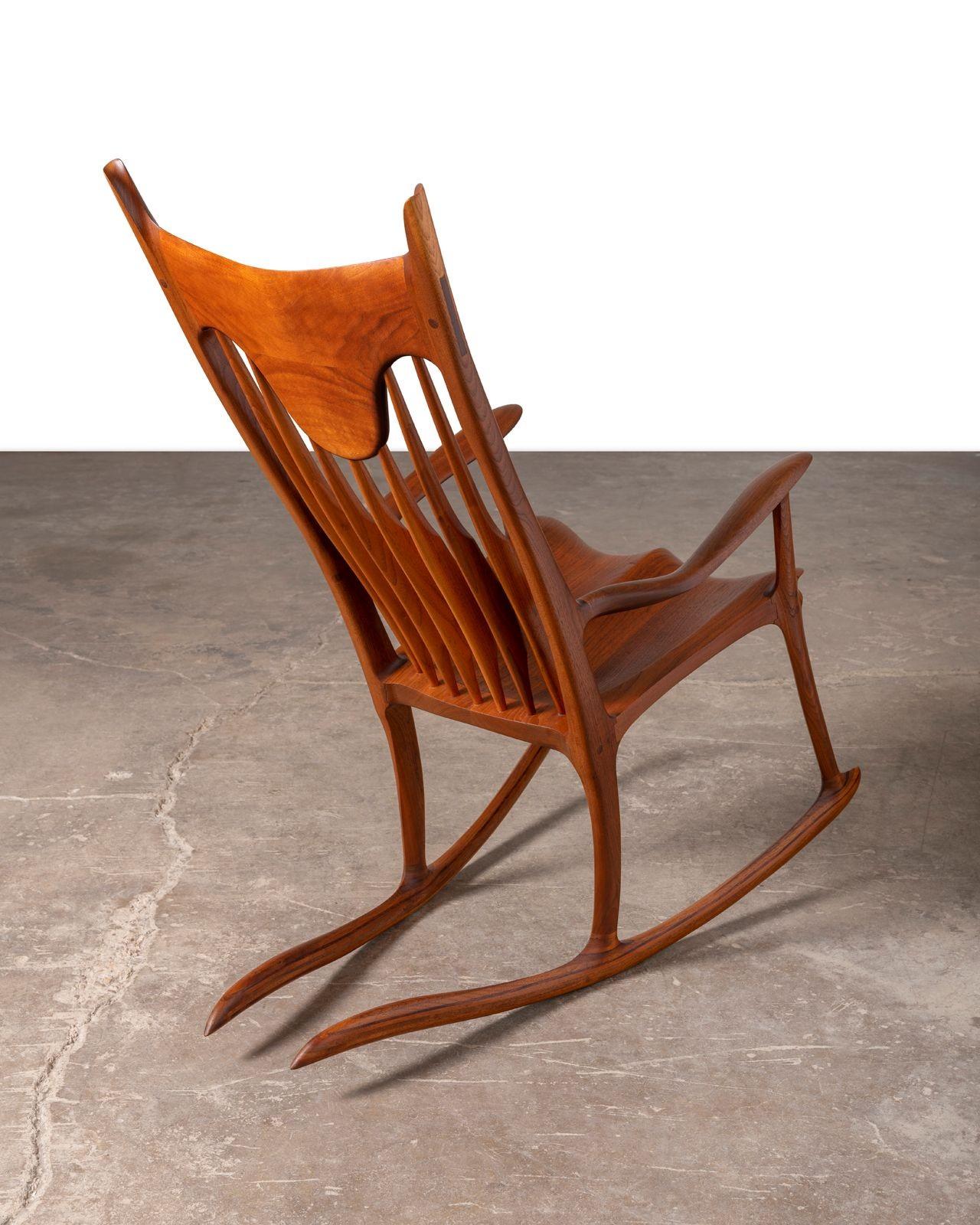 Noyer Chaise à bascule en noyer noir de Californie fabriquée à la main par Jeffry Mann Studio A 1985 en vente