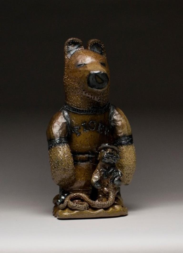 Ours Olympe, grès de Jeffry Mitchell, 2017

Informations complémentaires :
Support : Grès cuit au sel avec des ajouts de cobalt et de porcelaine
Dimensions : 14 x 7 1/2 x 7 in

À propos de l'artiste : Jeffry Mitchell utilise principalement la