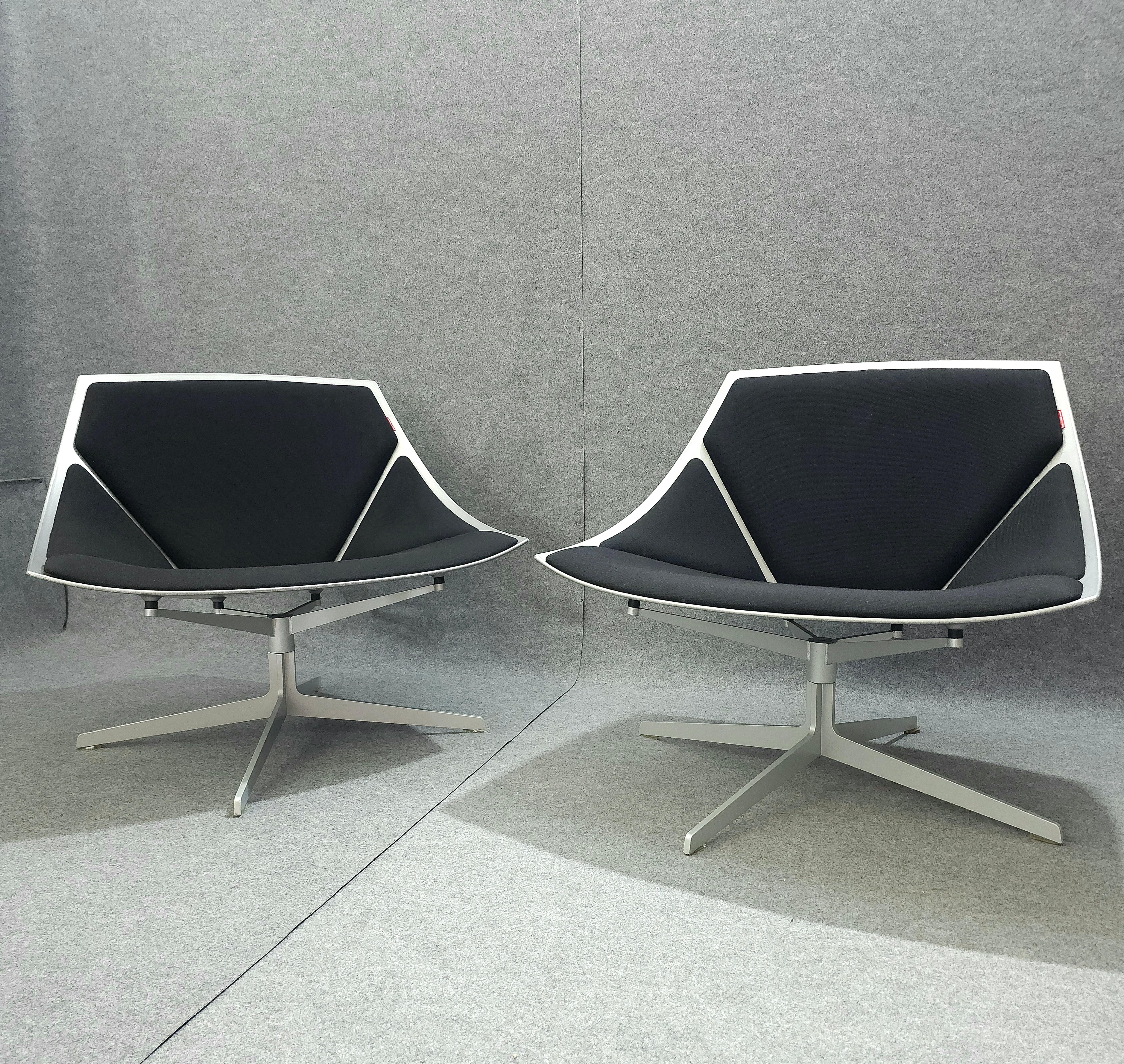 Satz von 2 anatomisch geformten Drehsesseln/-stühlen, hergestellt in Dänemark in den 2000er Jahren. Jeder Sessel/Stuhl besteht aus einer Kunststoffstruktur, einem Vierfußgestell aus Stahl, einer geschwungenen Sitzfläche und einer Rückenlehne mit