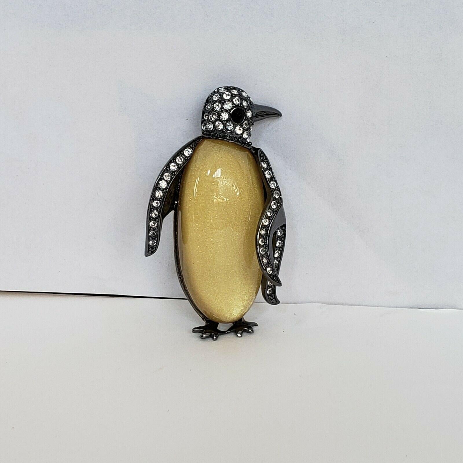 Jelly Belly and Crystal Penguin Rare Mid Century Modern Brooch Pin In Excellent Condition In Montreal, QC