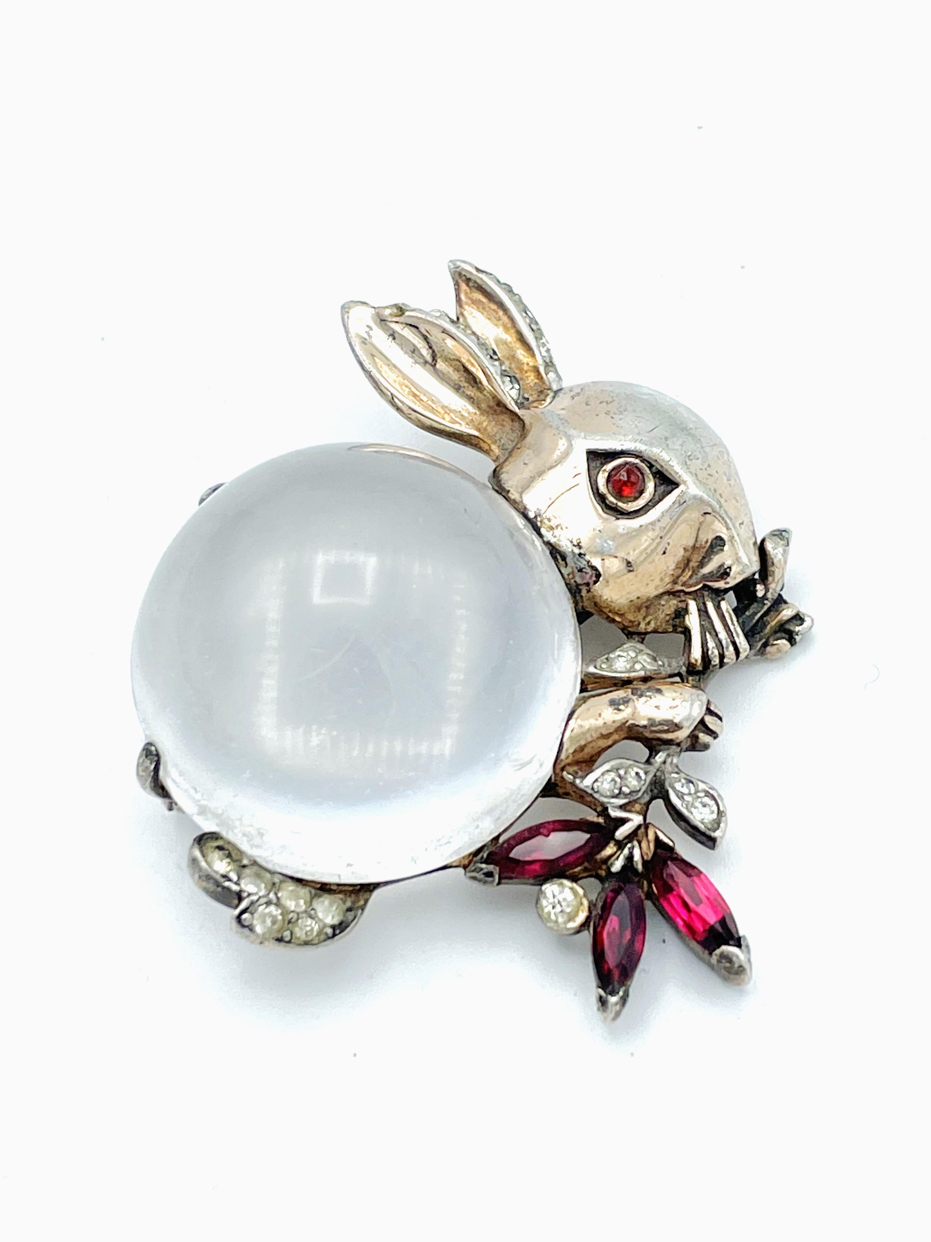 JELLY BELLY RABBIT brooch by Trifari USA , sterling silver  gold plated, 1940s  For Sale 1