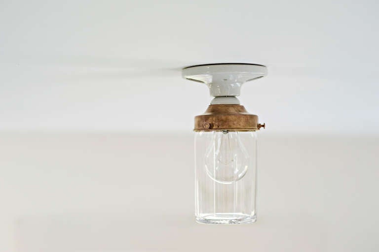 L'élégant luminaire Jelly Jar en cristal de Deborah Ehrlich met en évidence l'attention portée par cette artiste verrier renommée à la qualité supérieure de l'artisanat et du travail. Les abat-jour soufflés à la main sont fabriqués à partir de