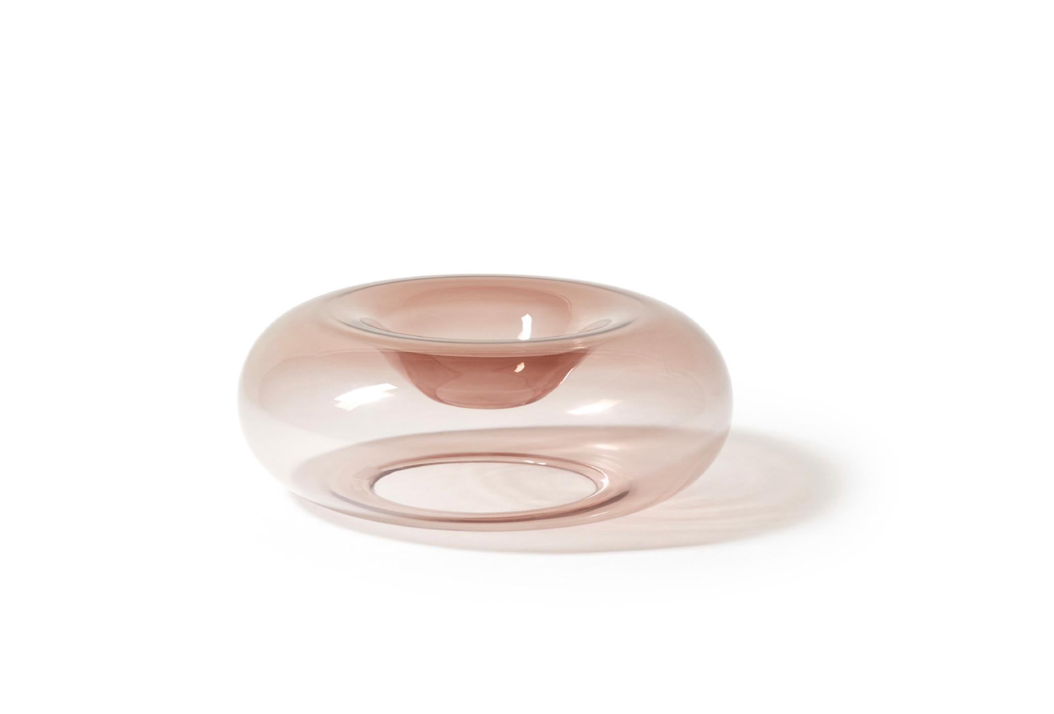 Vasi di gelatina Cassina Colore Ametista 

Come una medusa dai colori vividi e cangianti, Jelly è un vaso moderno che fa della trasparenza e dei giochi di luce il suo marchio di fabbrica.

Un vaso vassoio in vetro soffiato a mano dalle curve sinuose