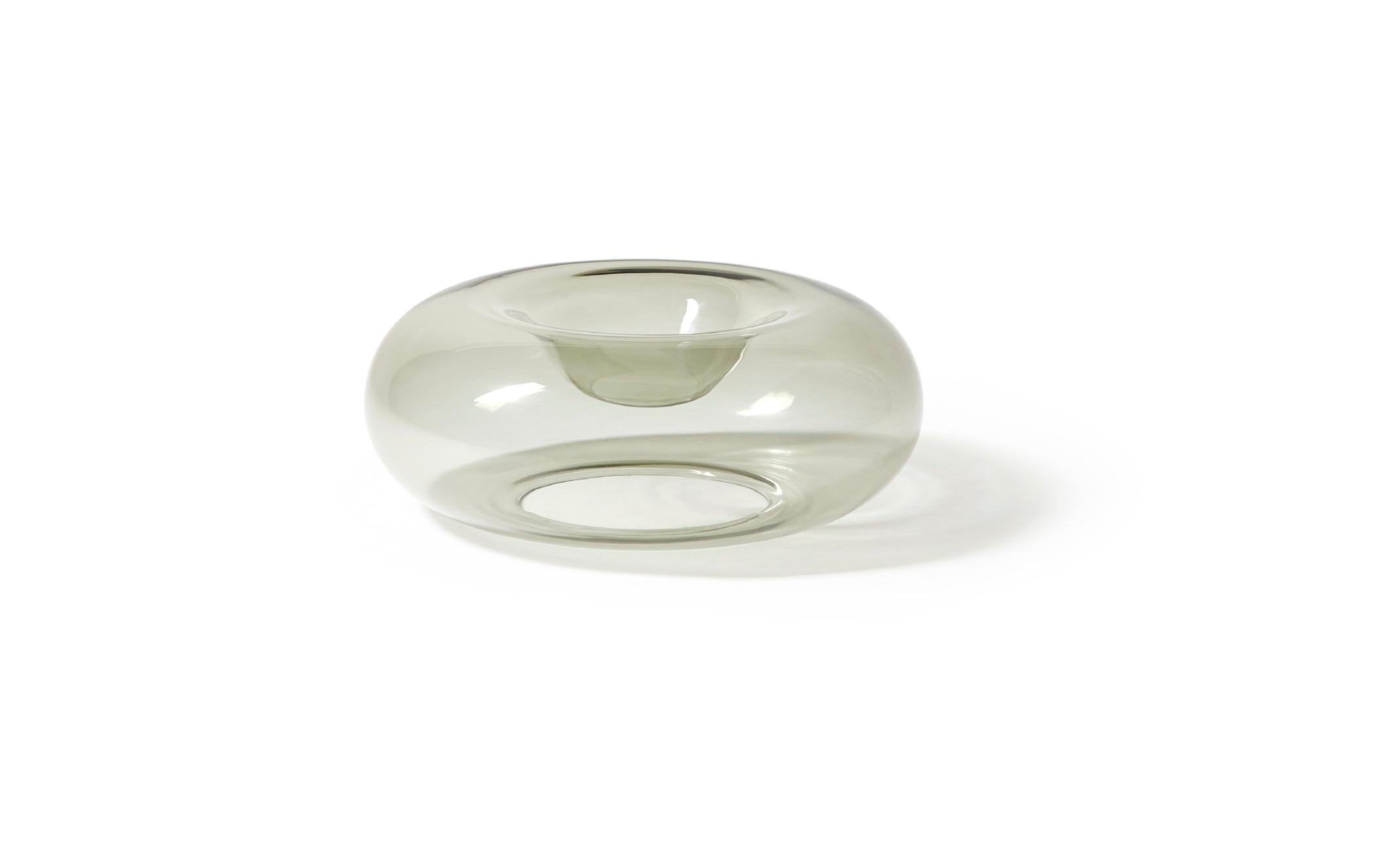 Vasi di gelatina Cassina Colore Ametista 

Come una medusa dai colori vividi e cangianti, Jelly è un vaso moderno che fa della trasparenza e dei giochi di luce il suo marchio di fabbrica.

Un vaso vassoio in vetro soffiato a mano dalle curve sinuose