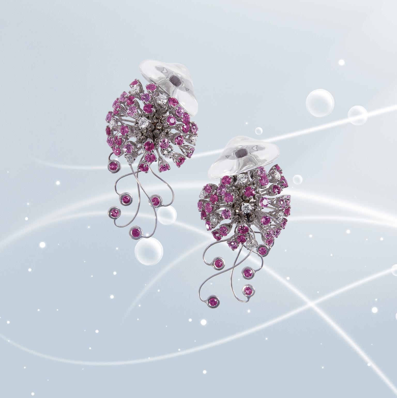 Medusa Diamante Rubino Zaffiro Rosa Cristallo di Rocca Bianco Orecchini a goccia in oro 18 Kt in vendita 6