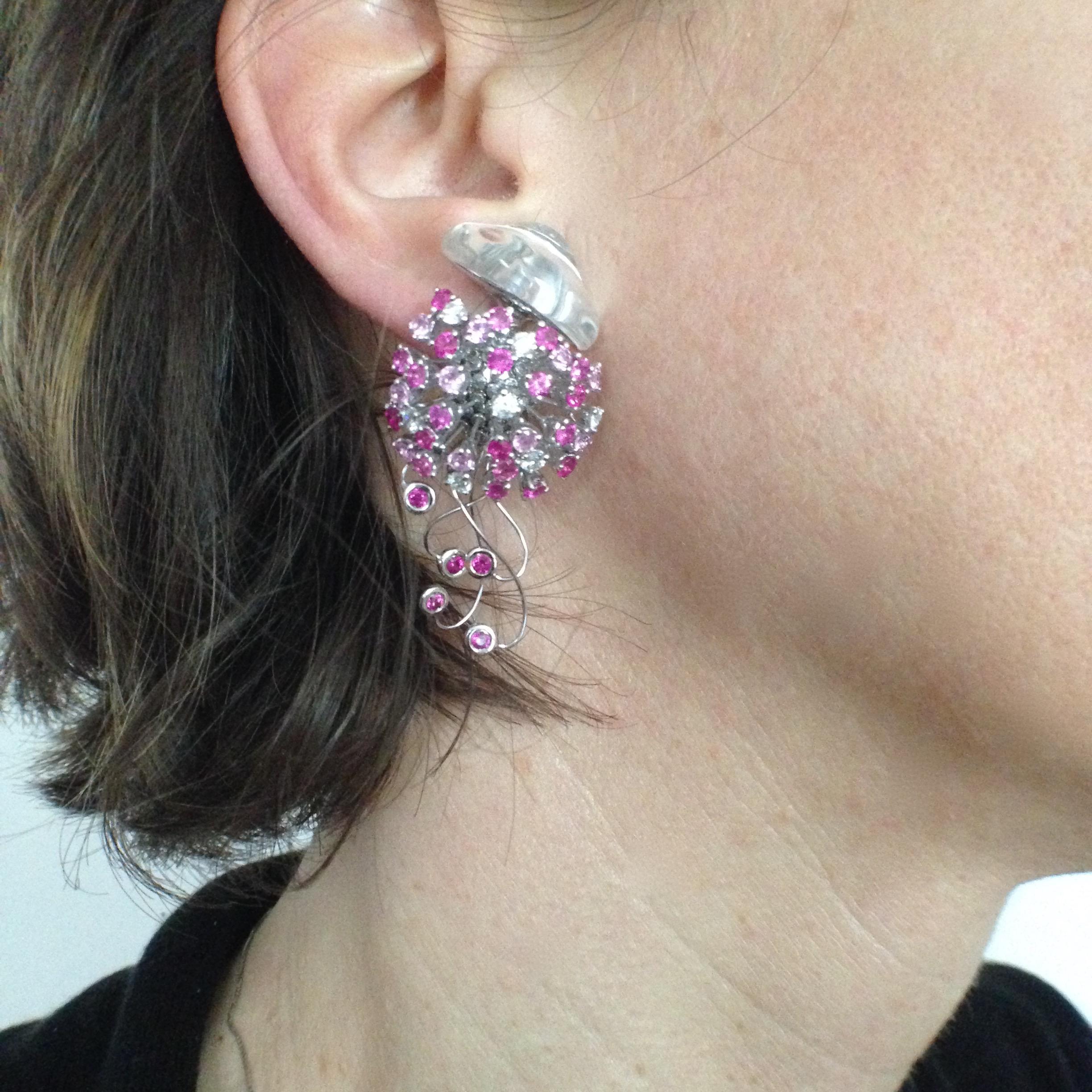 Boucles d'oreilles en or 18 carats avec mduse, diamant, rubis, saphir, cristal de roche, blanc. en vente 2