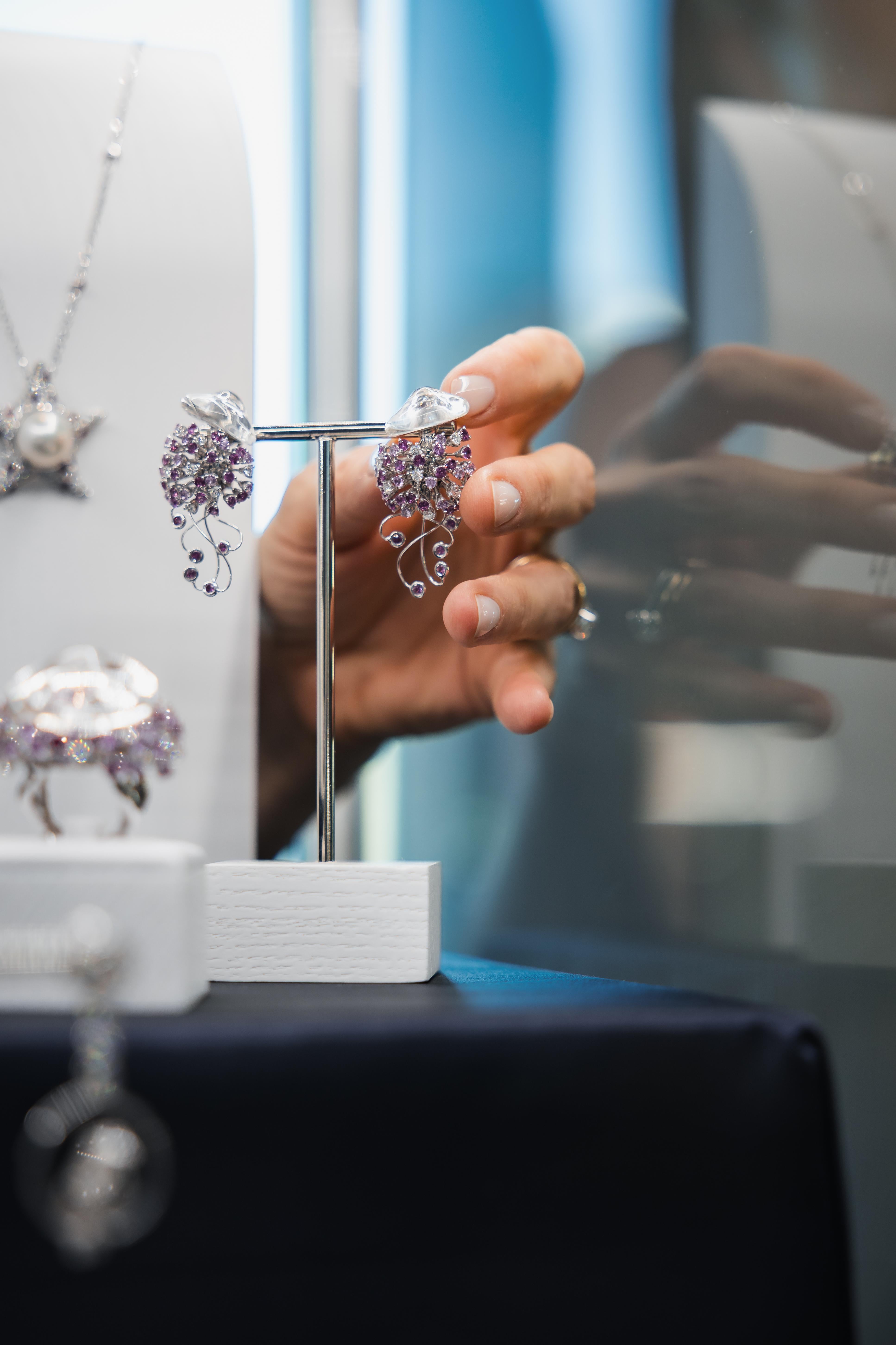 Medusa Diamond Rubino Zaffiro Rosa Cristallo di Rocca Bianco Orecchini a goccia in oro 18 Kt in vendita 3