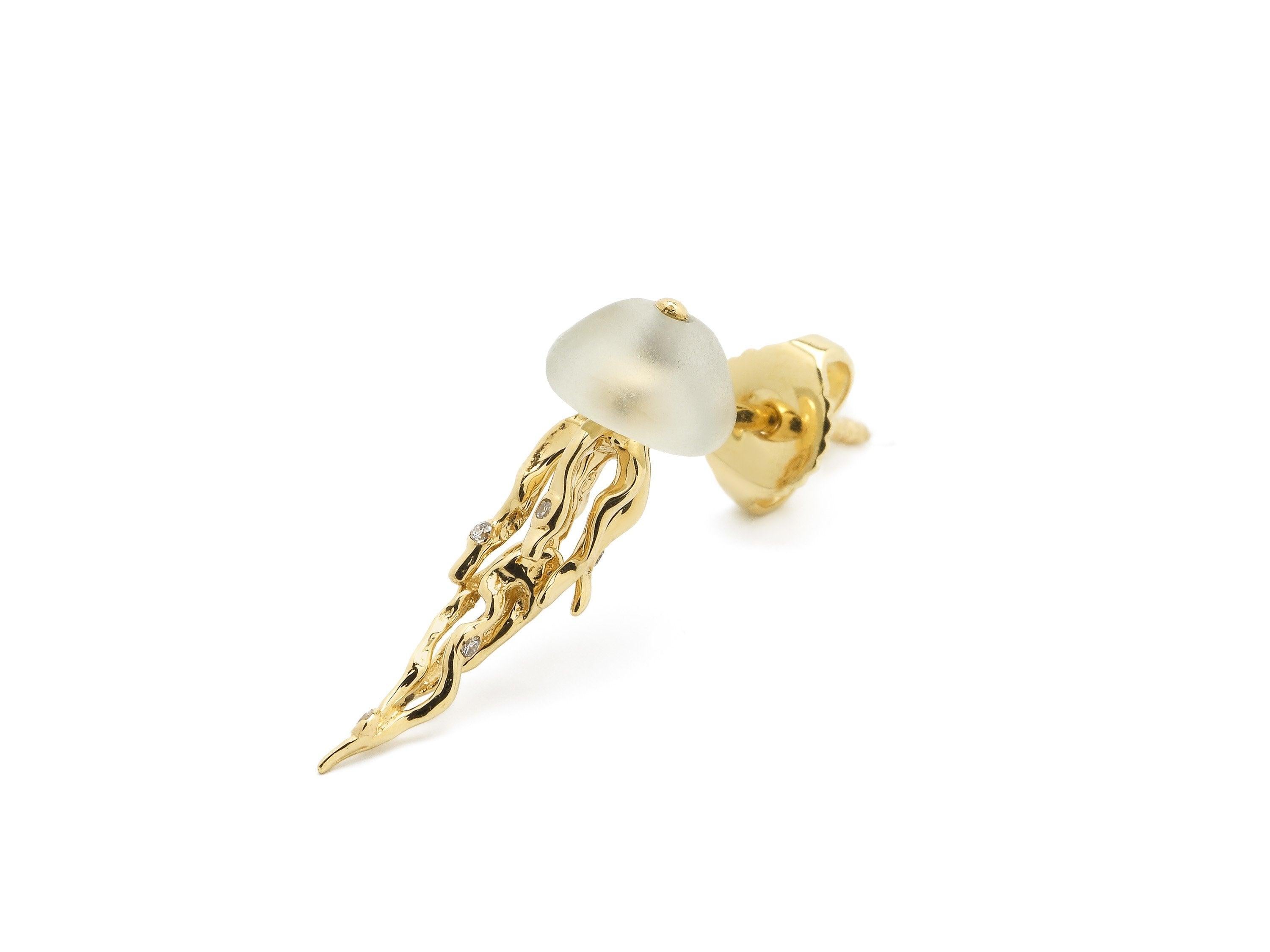 This stud earring captures a jellyfish’s graceful, instinctive movements. Designed in 18k yellow gold, the jellyfish’s head is carved in palest green prasiolite, a type of green quartz. Its tentacles move slightly, and are embellished with white