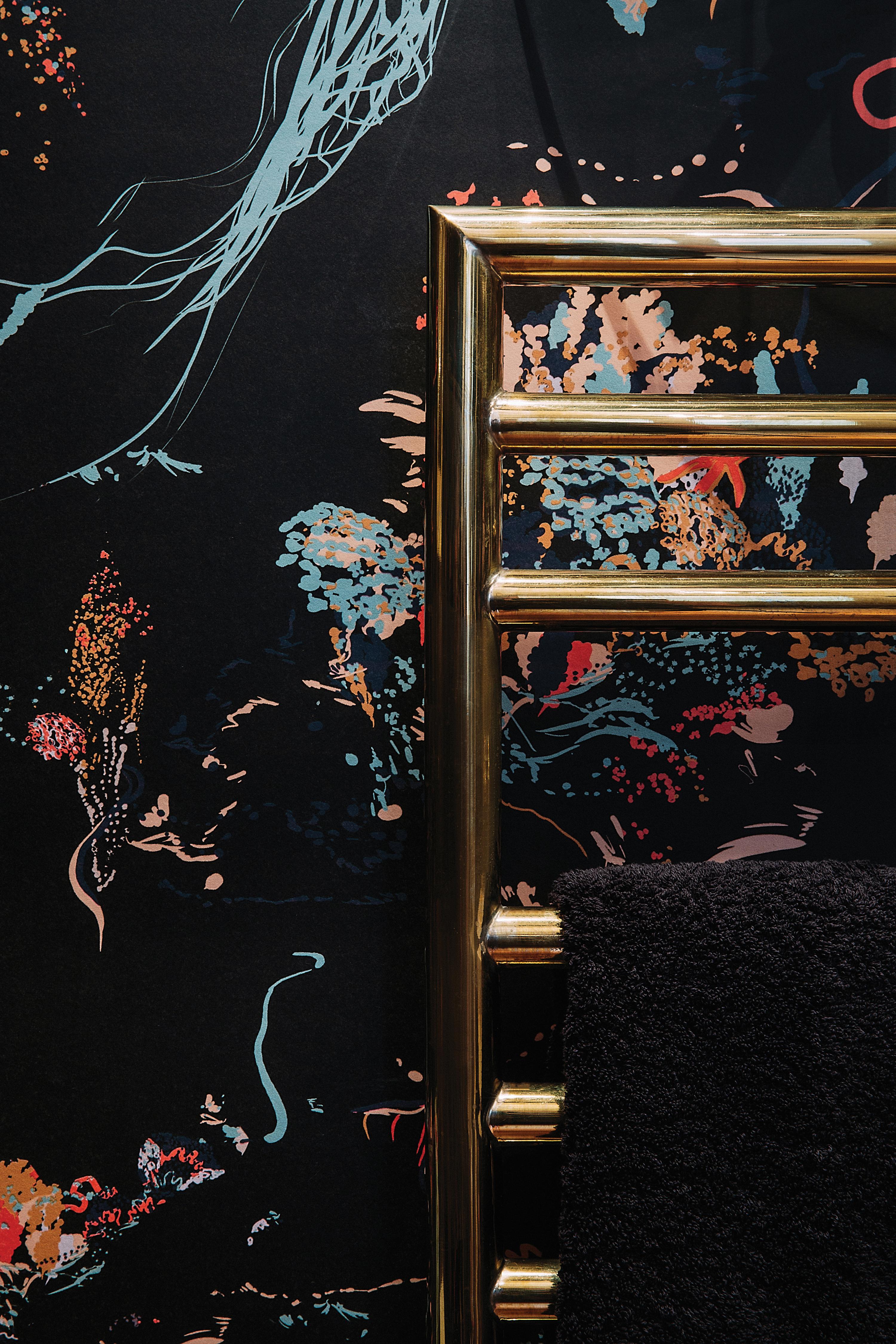 Britannique Papier peint Jellyfish en noir par 17 Patterns en vente