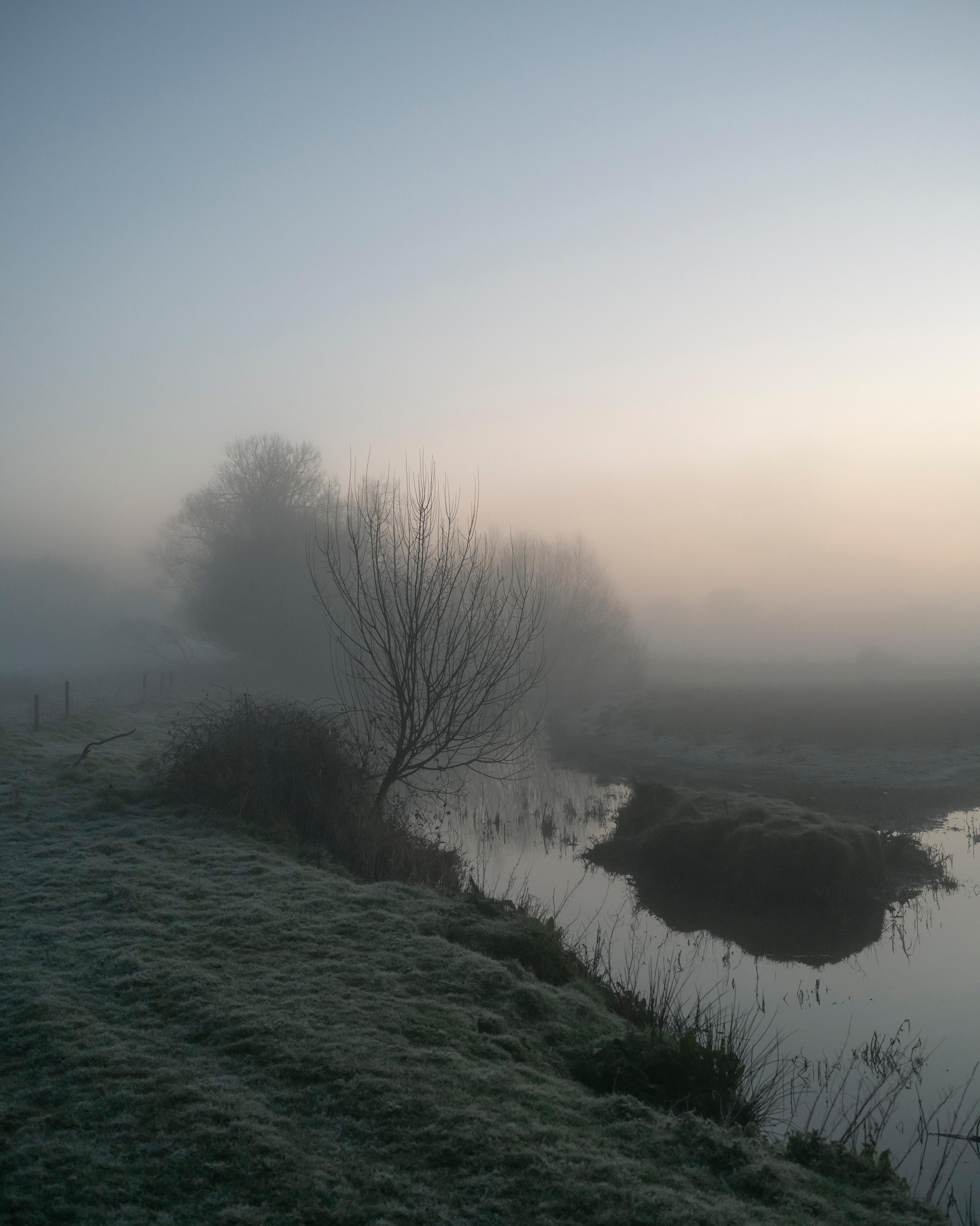 Jem Southam Landscape Photograph – 06:53:12 17 März 2022