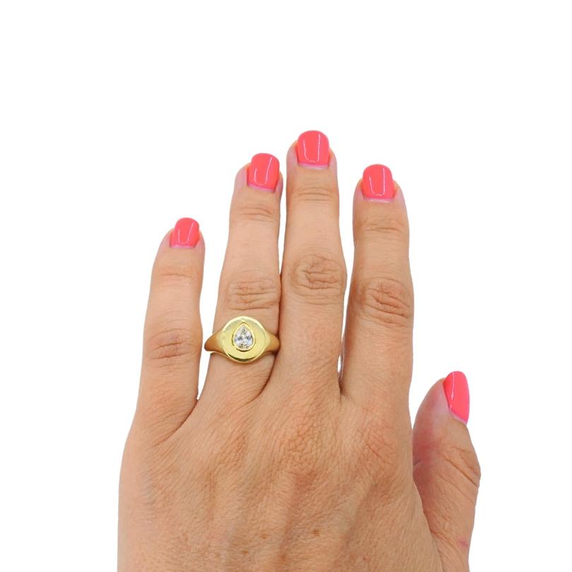 Questo anello di Jemma Wynne è  realizzati in oro giallo 18 carati, incarnano lo stile caratteristico del marchio, fatto di lusso casual e moderna raffinatezza. L'anello è caratterizzato da un sorprendente diamante a forma di pera incastonato in un 