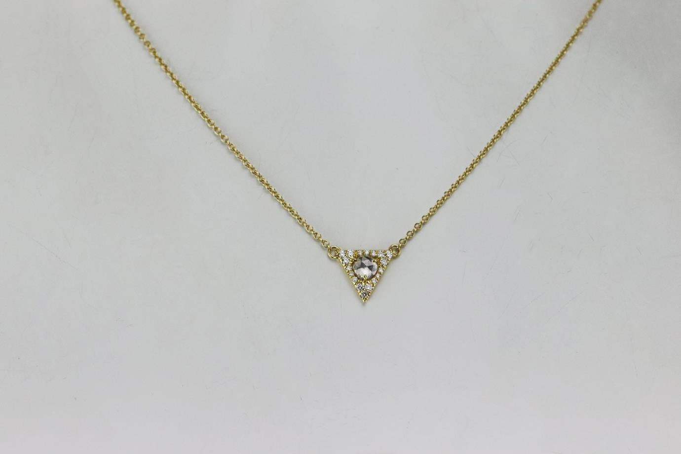 Collana a triangolo in oro giallo 18k e diamanti di Jemma Wynne. Realizzato in oro giallo 18 carati con 19 diamanti pavé su un pendente a triangolo. Giallo-oro. Non viene fornito con scatola o sacchetto di polvere. Lunghezza della catena: 17,2