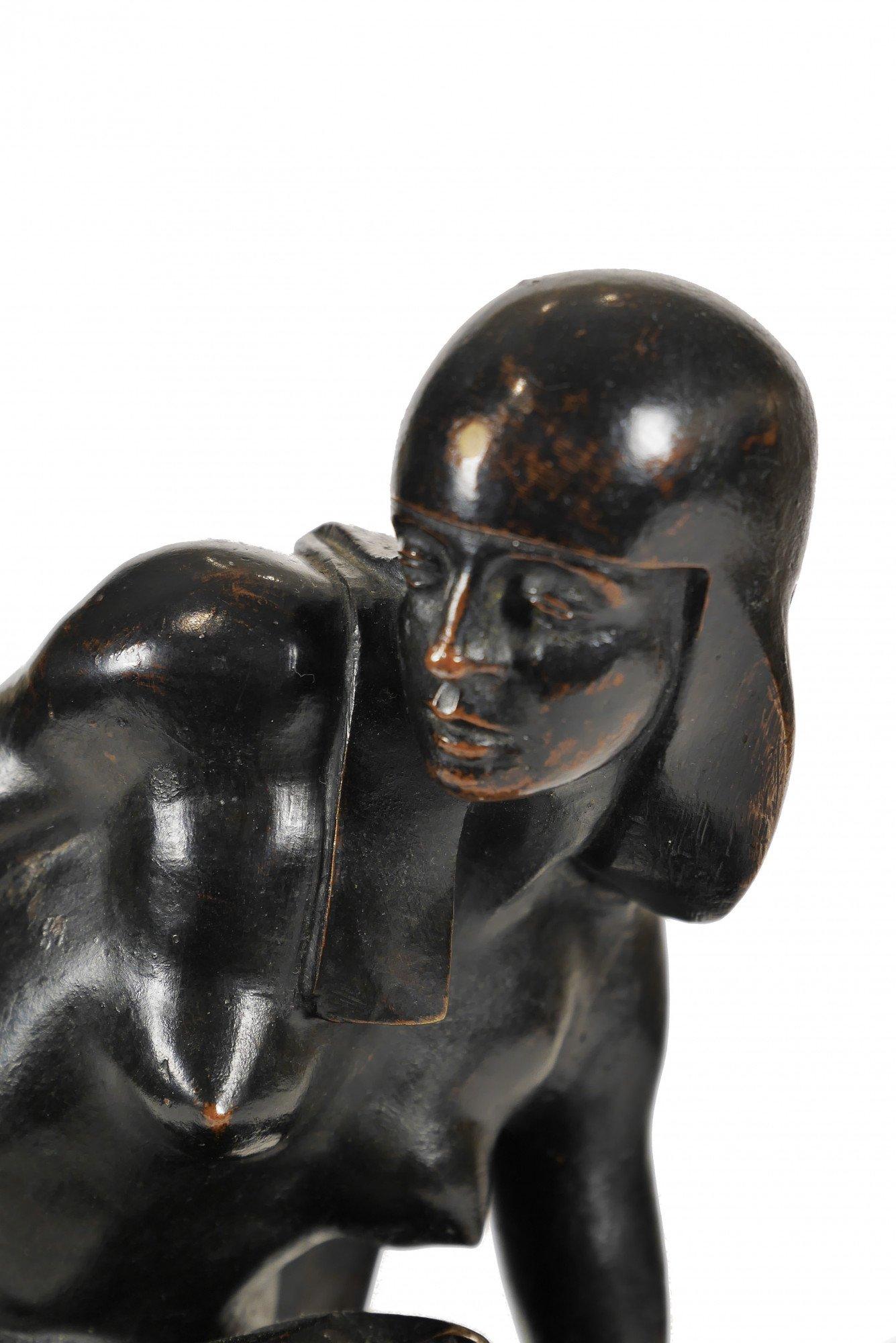 Der Löwe Tamer, europäische Bronzefigur des 20. Jahrhunderts, ungarische Künstlerin – Sculpture von Jenő Kerényi