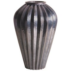 Vase Jen Lin, cuivre antique de Robert Kuo, repoussé à la main, édition limitée