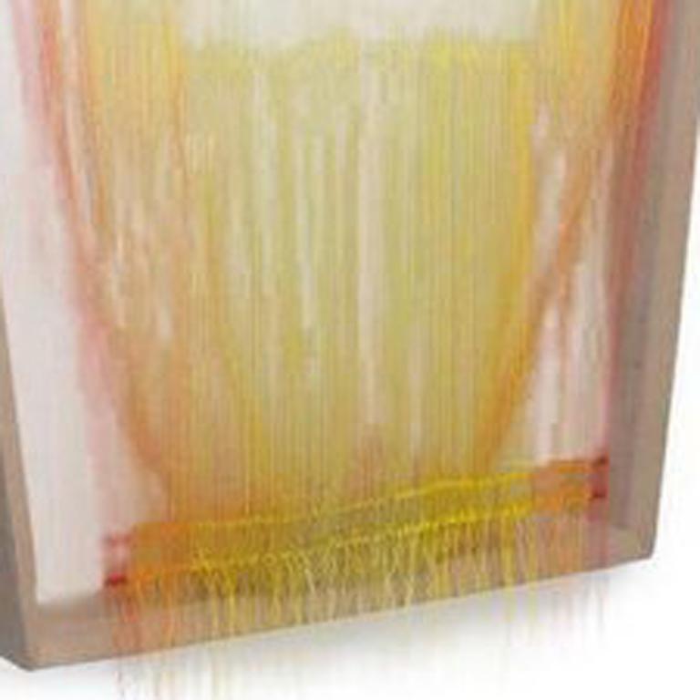 Grimace von der Künstlerin Jen Pack ist eine zeitgenössische abstrakte Wandskulptur in Orange und Rot aus Stoff, Holz und Faden mit den Maßen 34 x 31 und einem Preis von 12.000 $.

Die Verflechtung von Kontrasten, Gegensätzen oder normativen