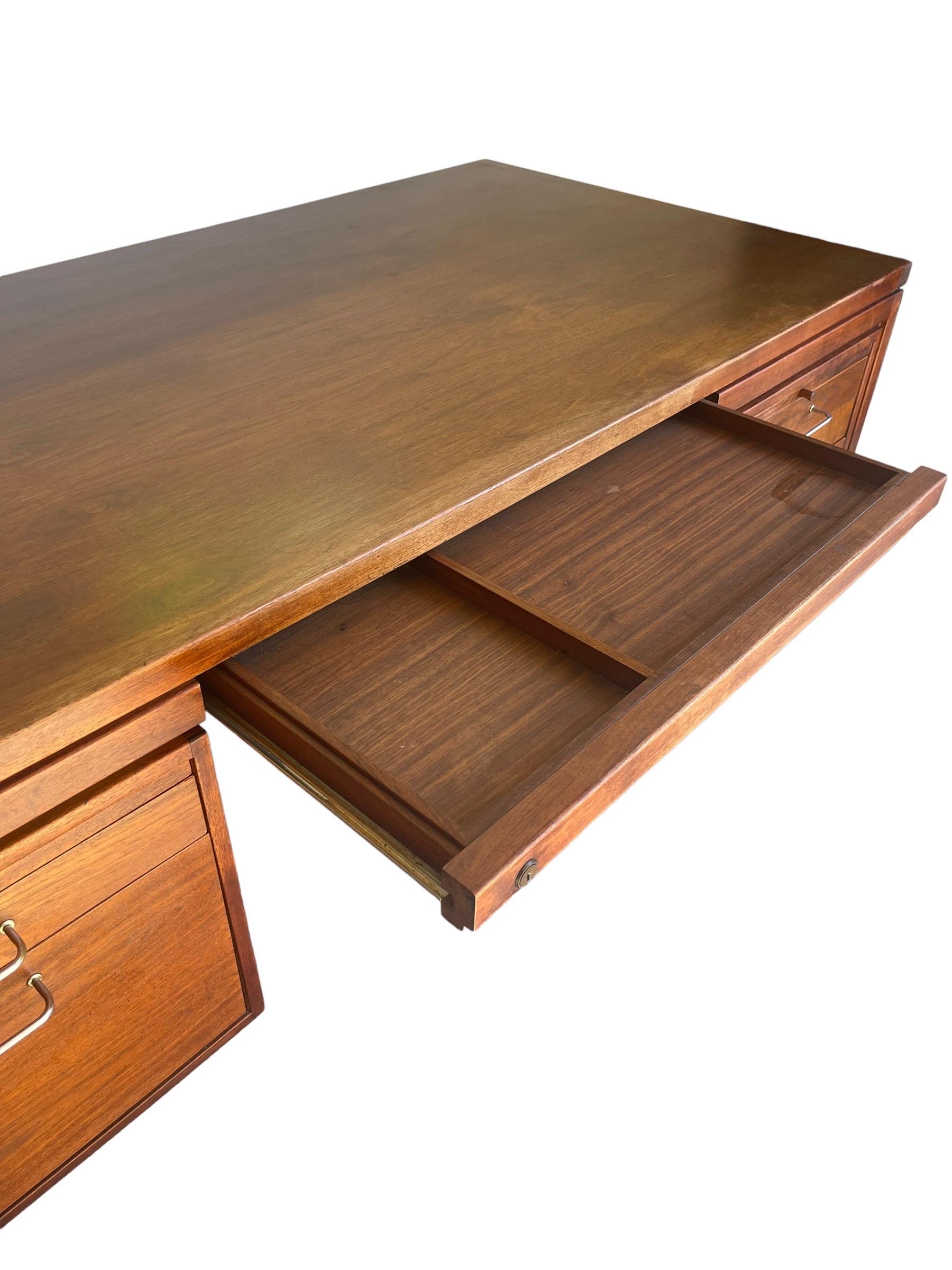 Jen Risom Executive Desk In Good Condition In Brooklyn, NY