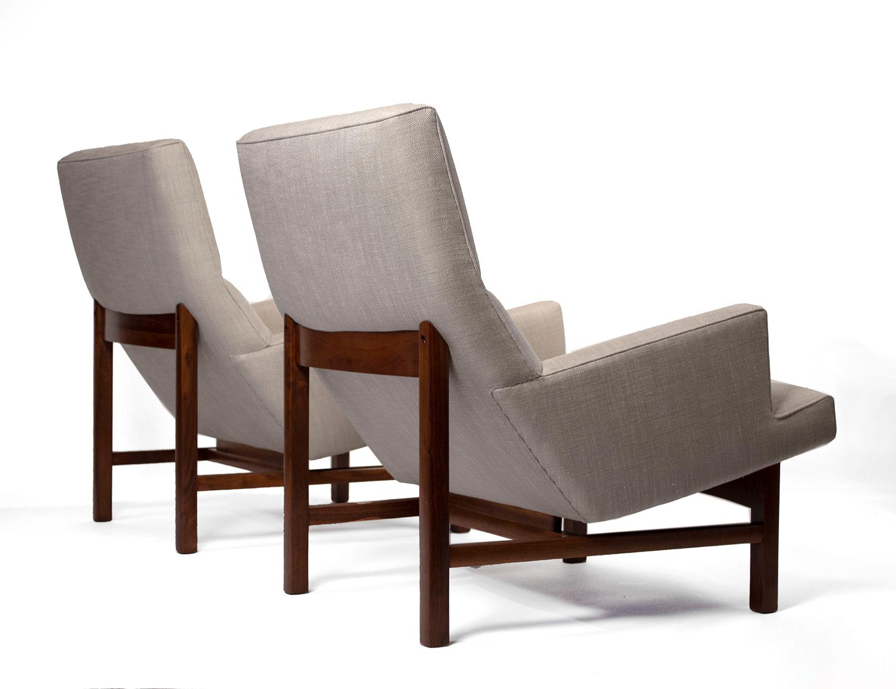Jen Risom Floating Lounge Chairs in Walnut Cradle Frames with Linen Upholstery In Good Condition In Dallas, TX