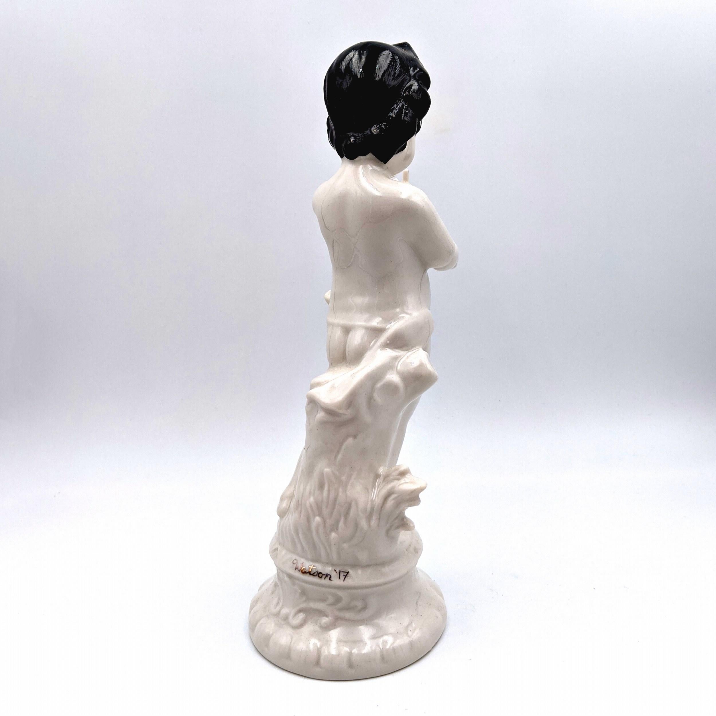 Jen Watson
Rude Cherub (KISS Paint)
Année : 2021
Médium : Porcelaine, glaçure, lustre 
Taille : 8 x 2.25 x 3.5 pouces
Signé
ACO inclus

À propos de Jen Watson :

Mes figurines se situent quelque part entre la relique et l'hommage, honorant la