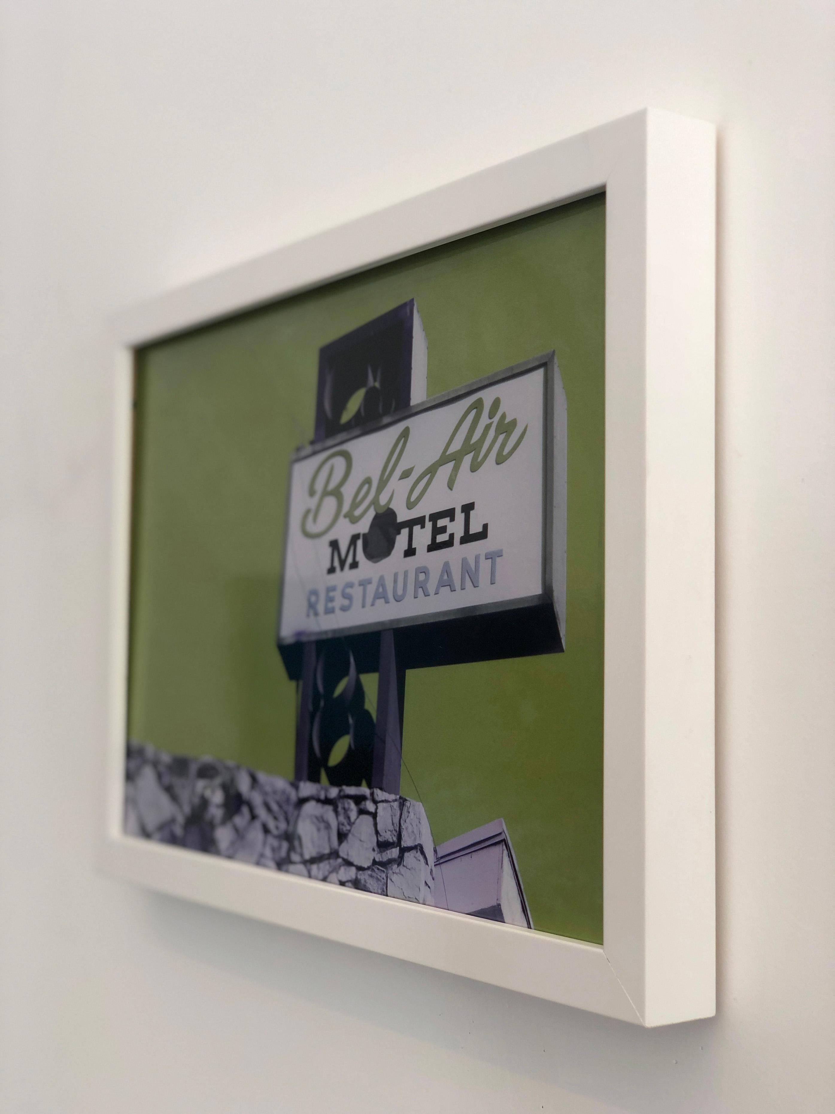 „Motel-Gürtelair“  Metallic-Druck, C-Print im Angebot 1