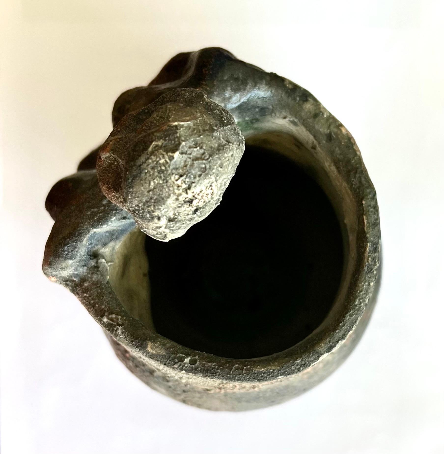 Vase sculpté en céramique brutaliste bronze lustré expressionniste finlandais de Californie en vente 7
