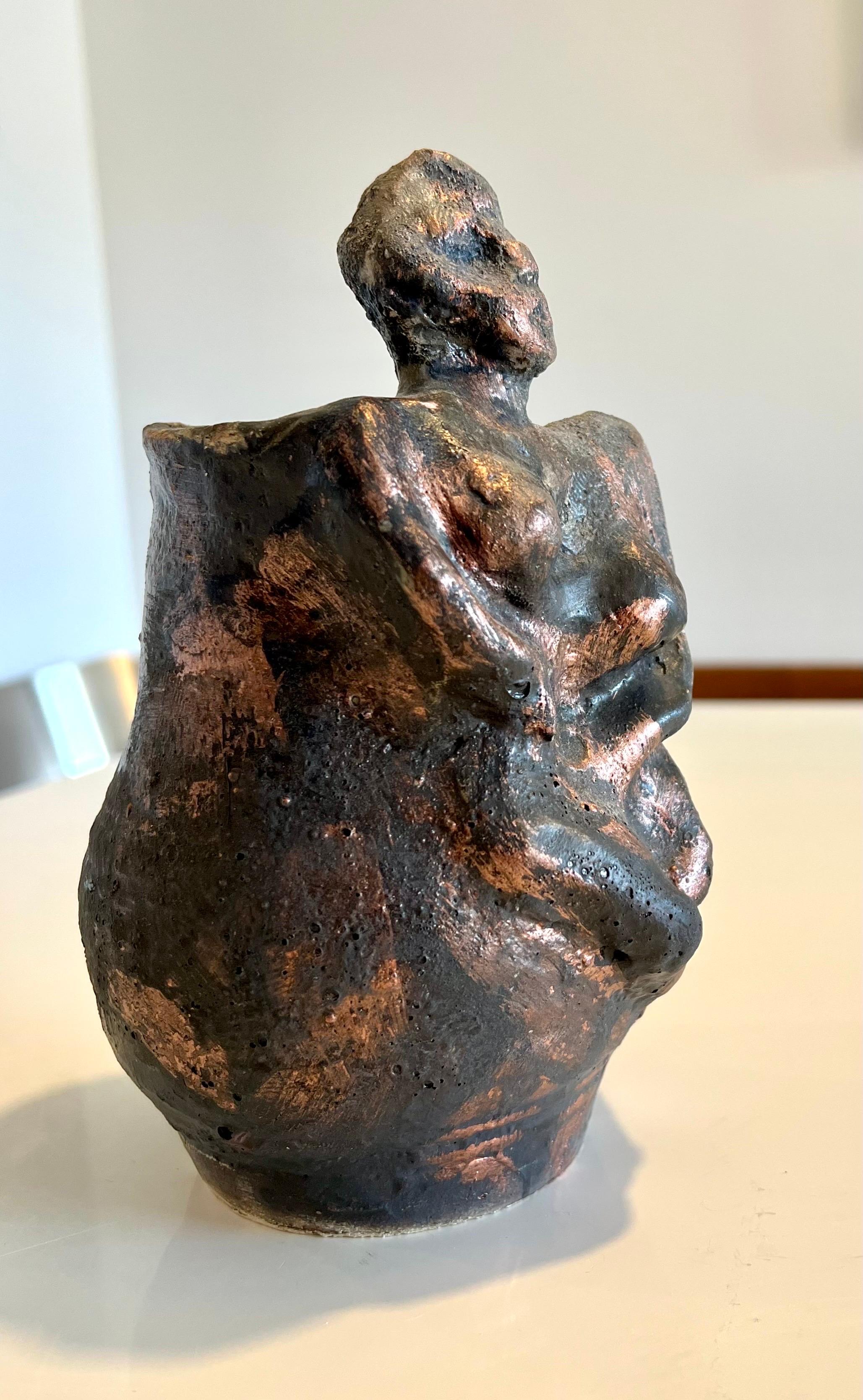 Vase sculpté en céramique brutaliste bronze lustré expressionniste finlandais de Californie - Sculpture de Jenik Cook