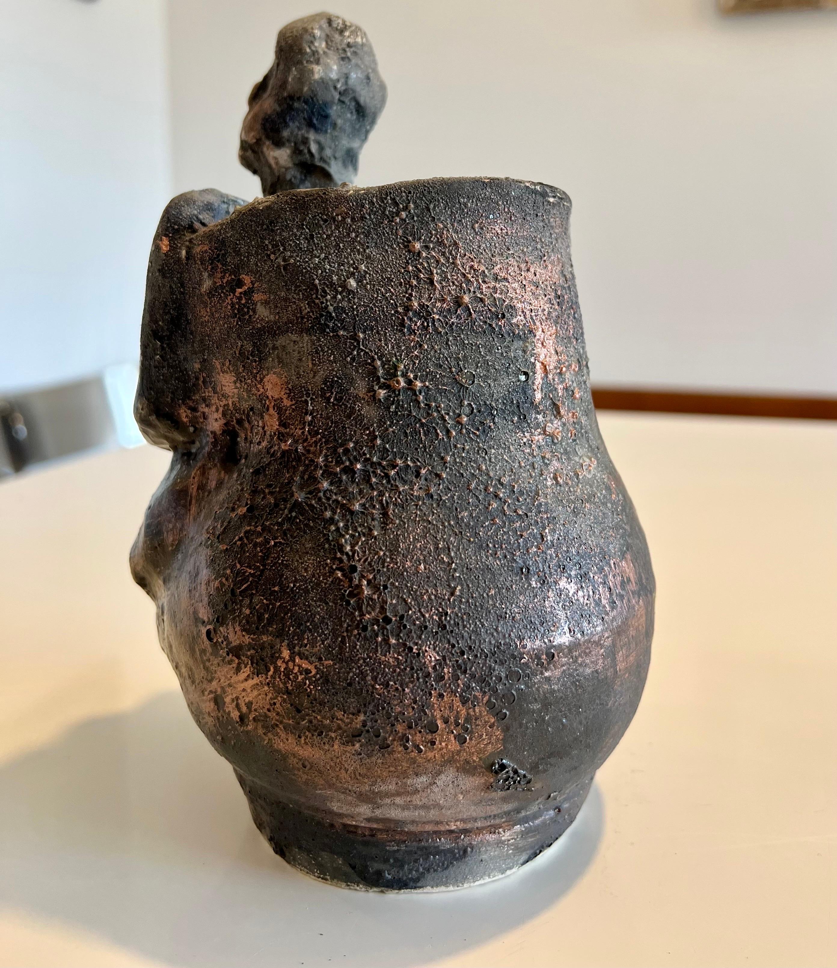 Vaso scultura in ceramica brutalista con finitura lustro bronzo Espressionista californiano - Figurative Sculpture Beige di Jenik Cook