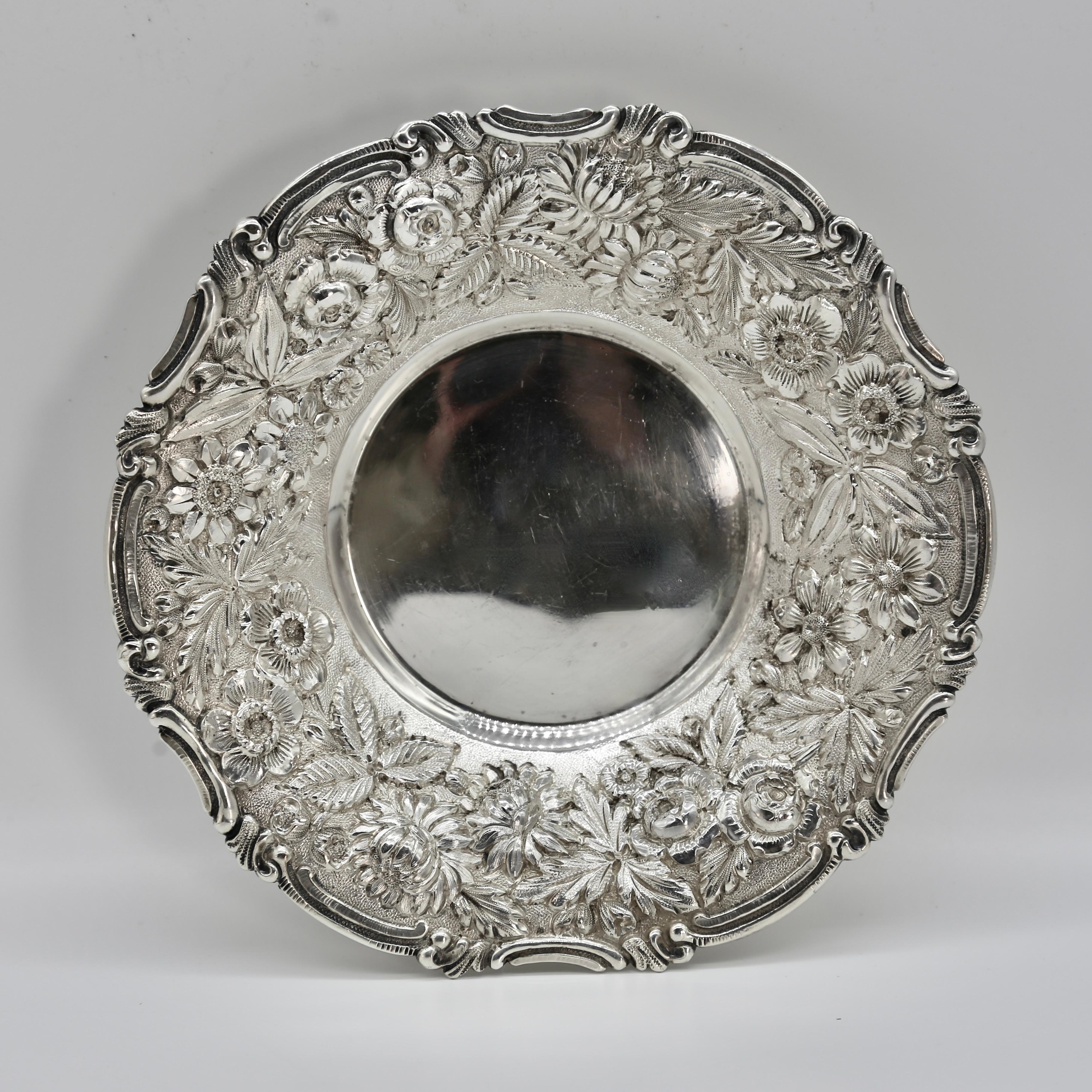 Jenkins & Jenkins Sterling Silver Repousse bowl early vintage avec des fleurs et des feuilles très finement détaillées en Fine Sterling 925/1000. L'intestin pèse 146,5 grammes. Il mesure 6,75 pouces de diamètre et 1,25 pouce de hauteur.

Jenkins &