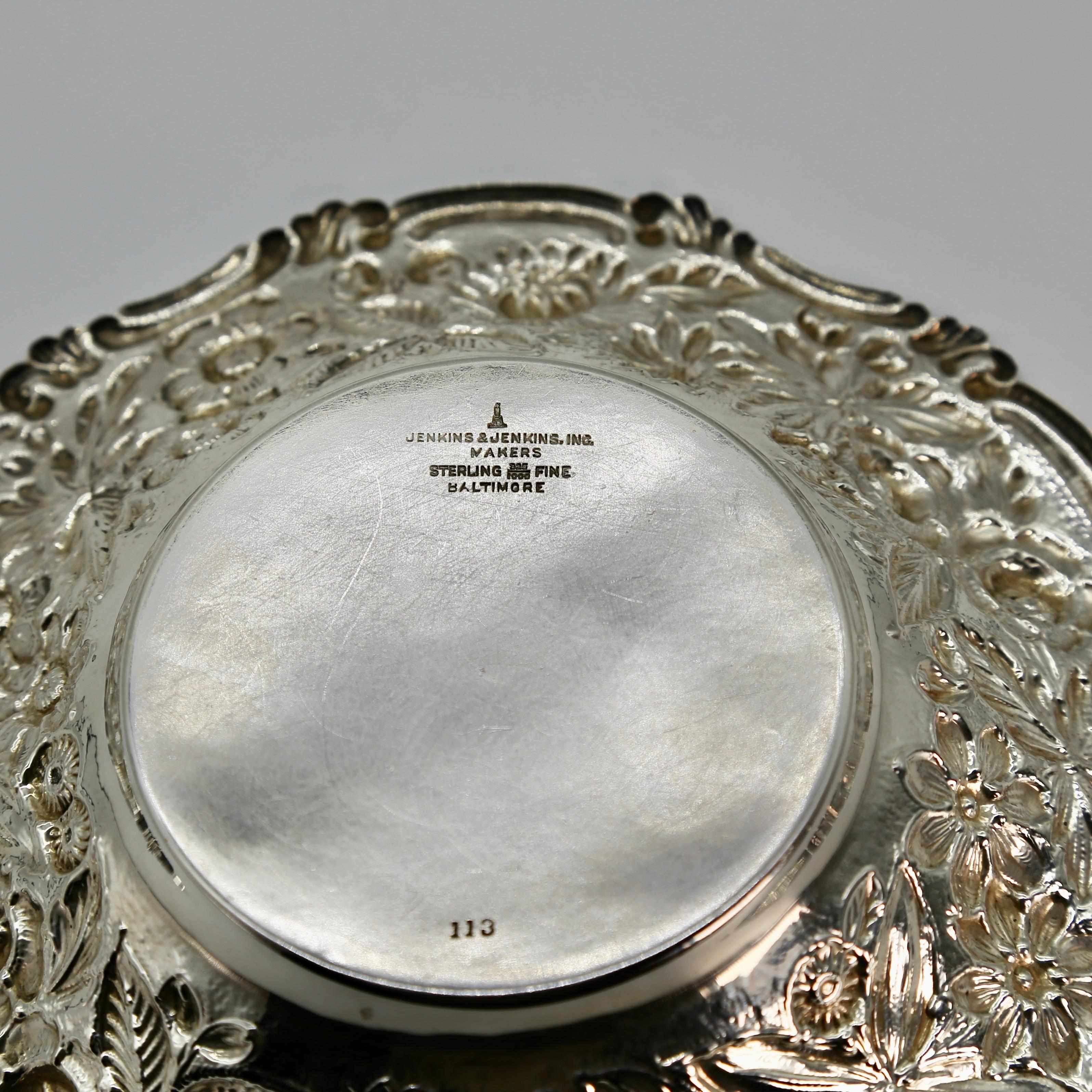 Repoussé Bol repoussé vintage Jenkins & Jenkins en argent sterling, 1910 en vente