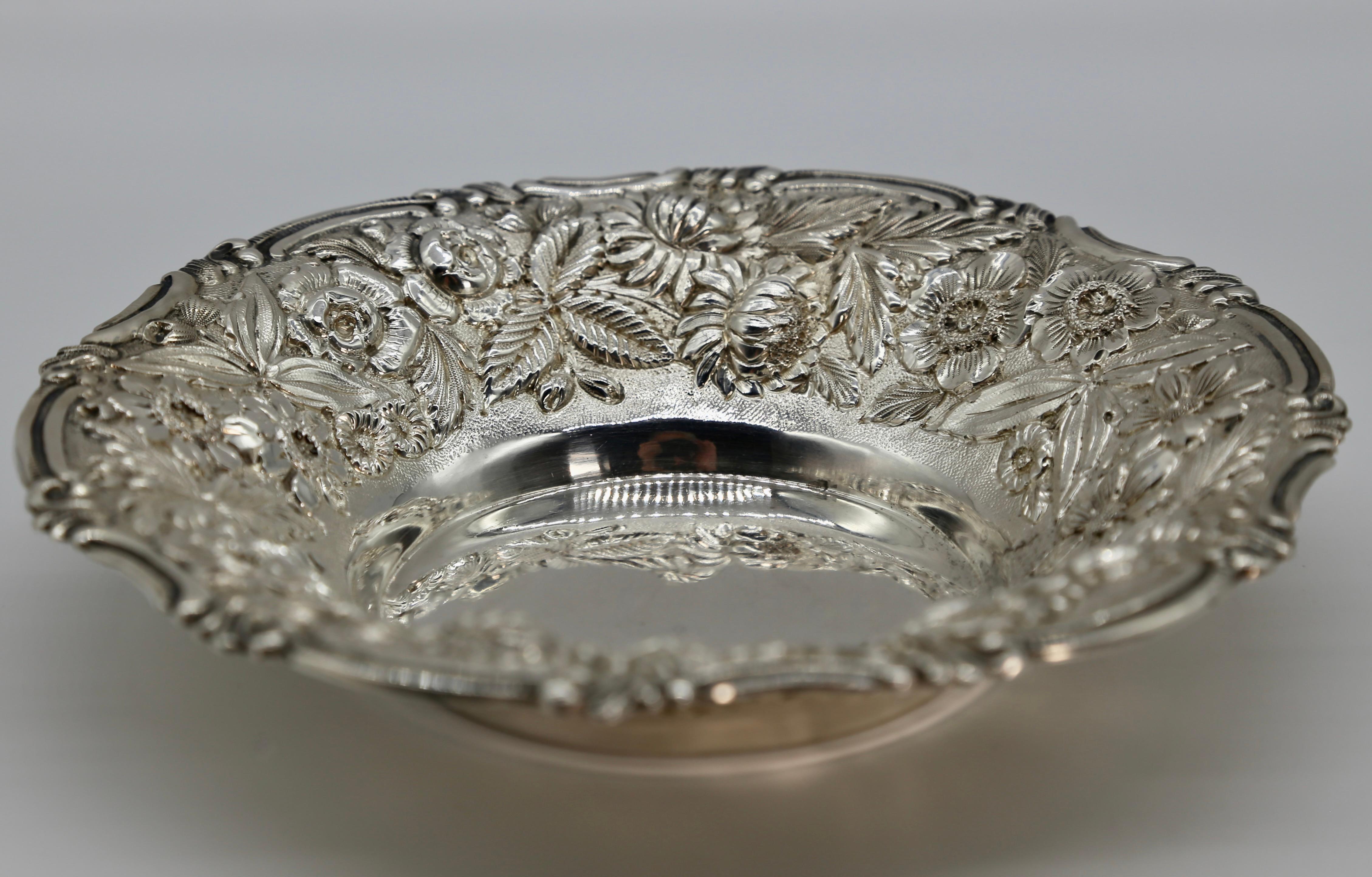 Bol repoussé vintage Jenkins & Jenkins en argent sterling, 1910 Excellent état - En vente à Glenford, NY